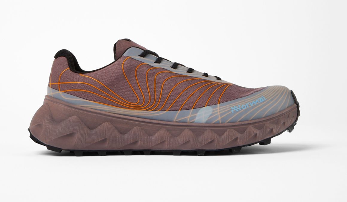 Así es la NNormal Tomir, la zapatilla todoterreno de la nueva marca de Kilian Jornet. Así es la NNormal Tomir, la zapatilla todoterreno de la nueva marca de Kilian Jornet.