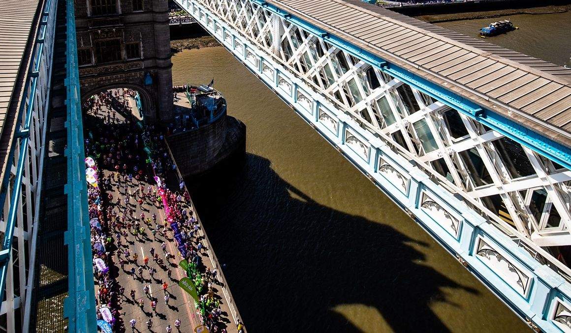 Uno de los lugares más icónicos del Maratón de Londres es el paso a través del Puente de la Torre. LM. Uno de los lugares más icónicos del Maratón de Londres es el paso a través del Puente de la Torre. LM.