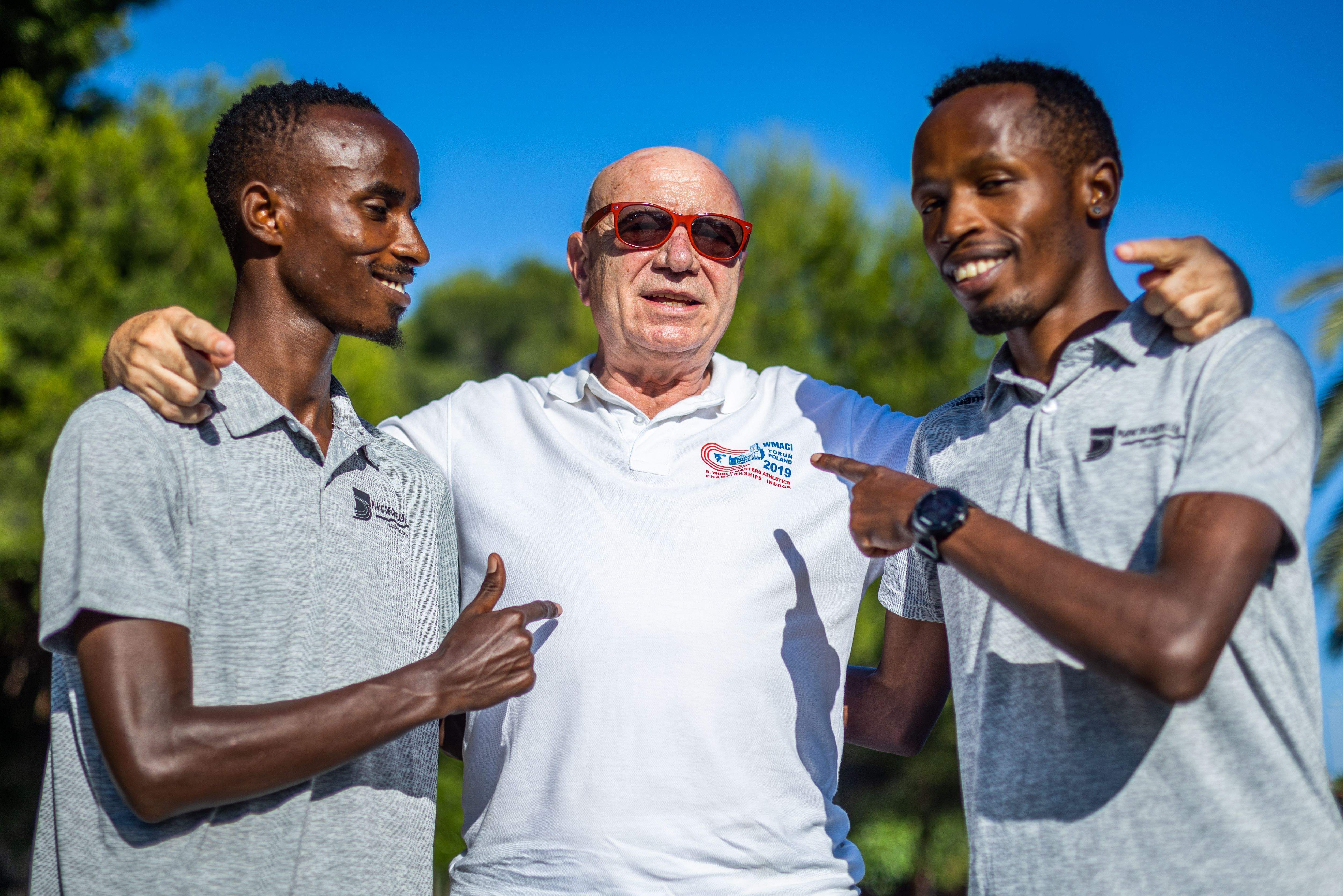 Los dos cracks de Burundi junto a su entrenador, el mítico Pepe Ortuño. JOSÉ LUIS BORT