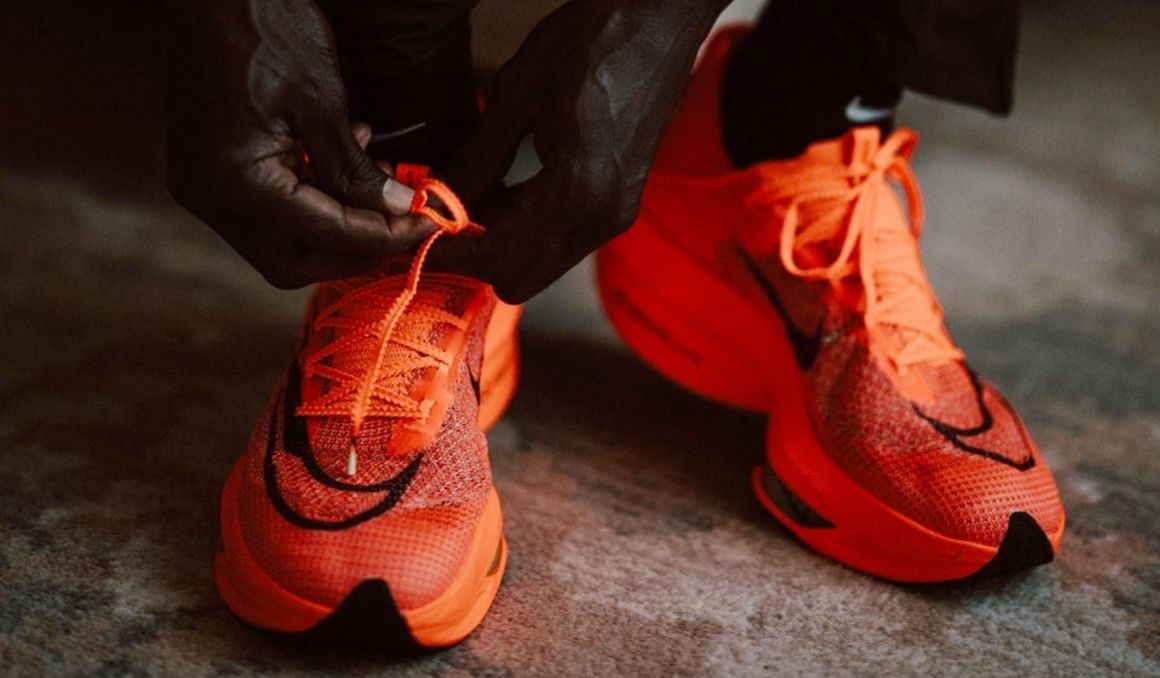 Detalle de las zapatillas de Eliud Kipchoge antes del Maratón de Berlín 2022. NN RUNNING TEAM.