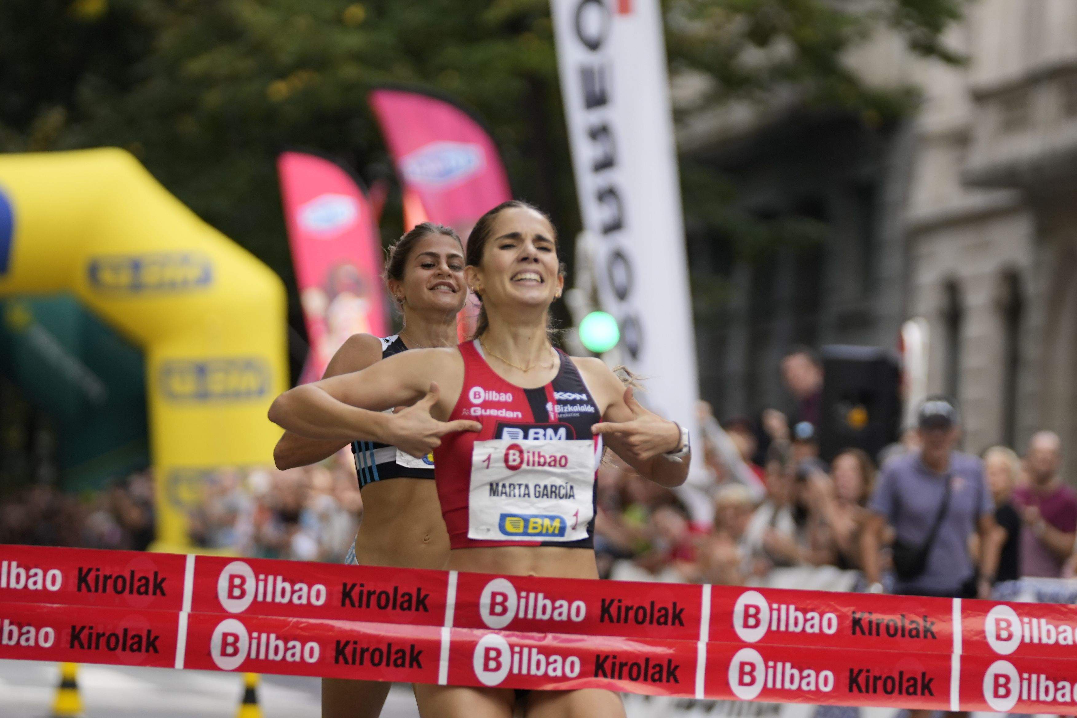 Marta García luciendo los colores del club organizador, el Bilbao Atletismo Santutxu, al imponerse en la XVI Milla Internacional de Bilbao. SERGIO NIEVAS. Marta García luciendo los colores del club organizador, el Bilbao Atletismo Santutxu, al imponerse en la XVI Milla Internacional de Bilbao. SERGIO NIEVAS.