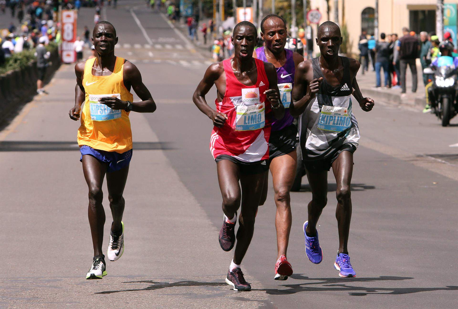 El keniano Marius Kipserem, de amarillo, junto a sus compatriota Kiprop Limo, Kimutai Kiplimo y el etíope Tadesse Tola, en una foto de archivo. EFE.