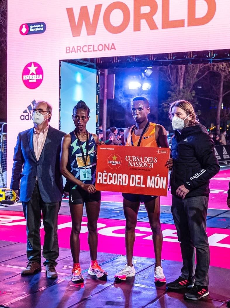 En 2021 Ejgayehu Taye y Berihu Aregawi vencieron en la Cursa del Nassos batiendo los récords mundiales de 5 km