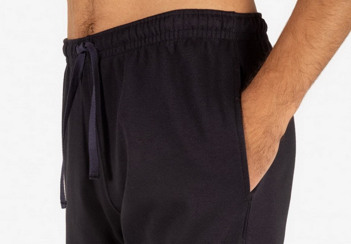 Un detalle del pantalón largo Wong Sator