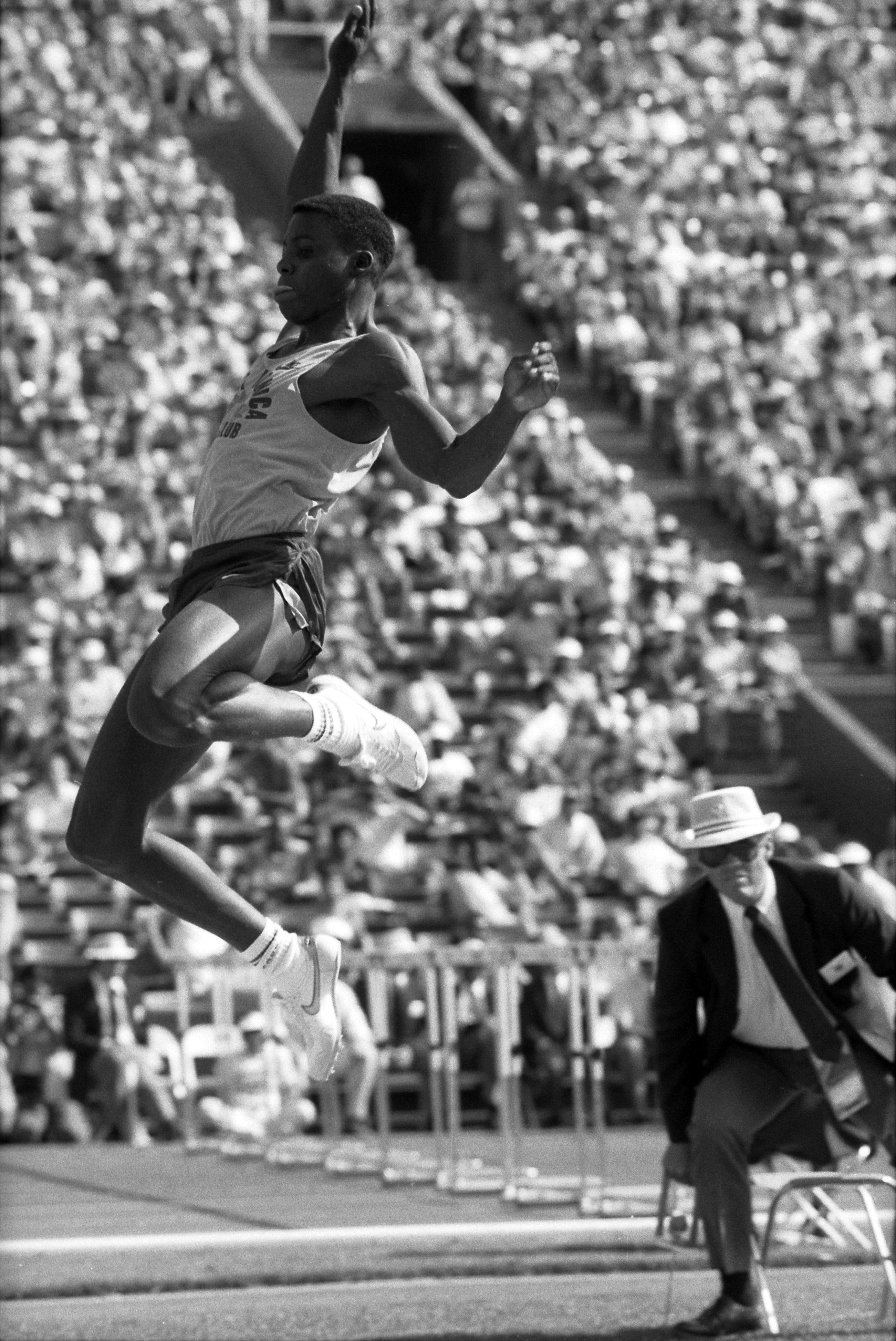 Una foto de Carl Lewis, a los 23 años, en los Trials Olímpicos de 1984.