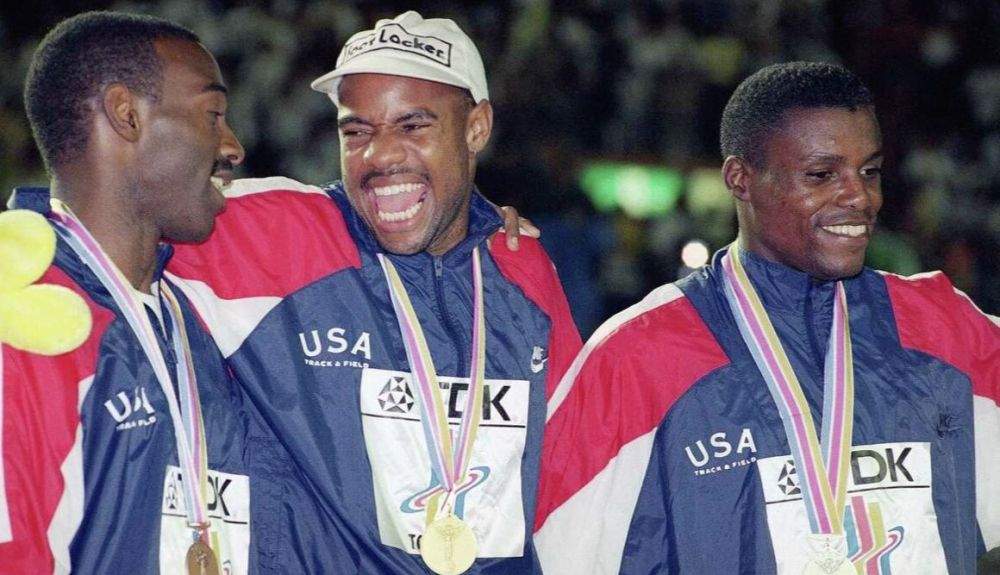 El pódium del salto de longitud del Campeonato del Mundo de Tokio 1991, con Mike Powell en el centro, Carl Lewis a la derecha y Larry Myricks a la izquierda. STF.