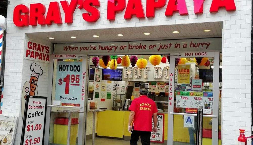 Gray's Papaya está en Broadway, abierto 24 horas.