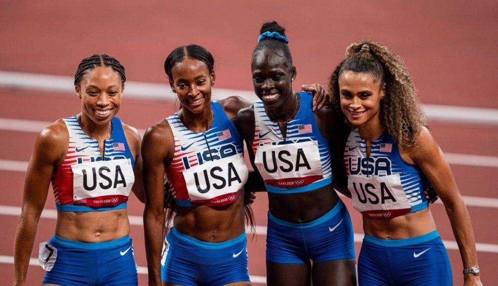 El histórico cuarteto estadounidense en el relevo largo de los Juegos Olímpicos de Tokio, con Mu y McLaughlin a la derecha. SPORTMEDIA.