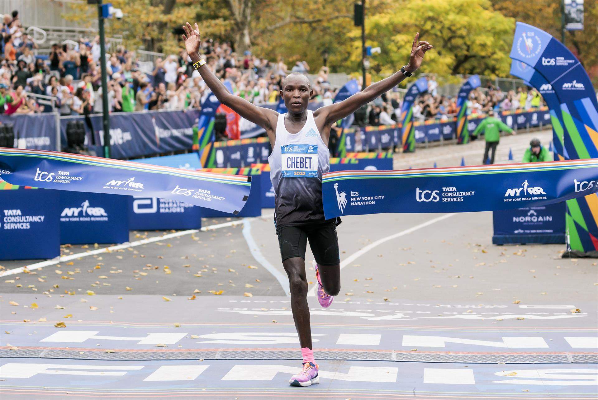Evans Chebet de Kenia cruza la línea de meta para ganar el maratón de la ciudad de Nueva York. EFE.