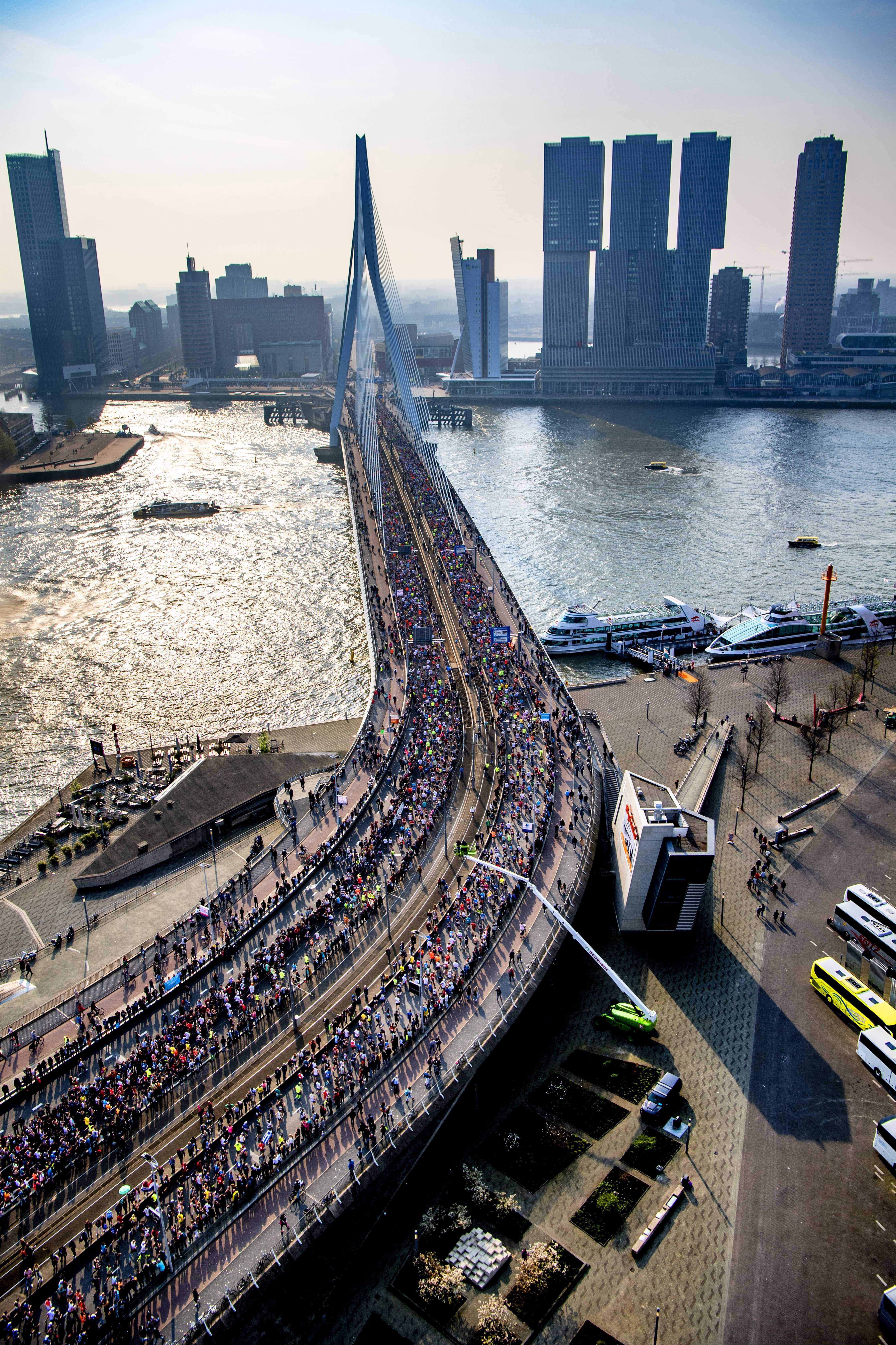 Una imagen espectacular del Maratón de Róterdam. EFE.