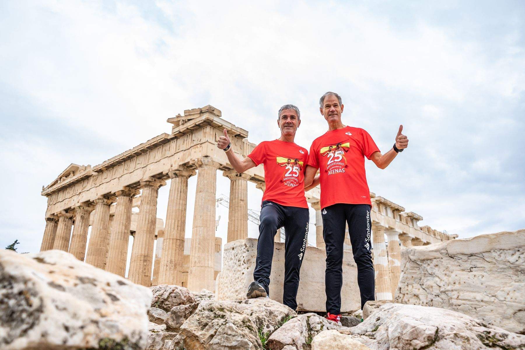 Abel Antón y Martín Fiz junto al Partenón en el 25 aniversario del histórico doblete en el Mundial de maratón (Atenas 97) / Foto: JCD FOTOGRAFÍA