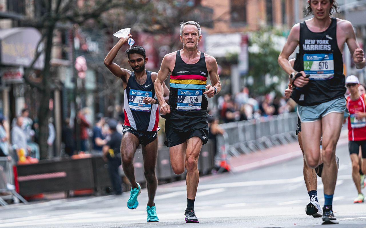 Javi Moro durante el Maratón de Nueva York 2022 a su paso por la Primera Avenida. VSM PHOTOEVENTS. Javi Moro durante el Maratón de Nueva York 2022 a su paso por la Primera Avenida. VSM PHOTOEVENTS.