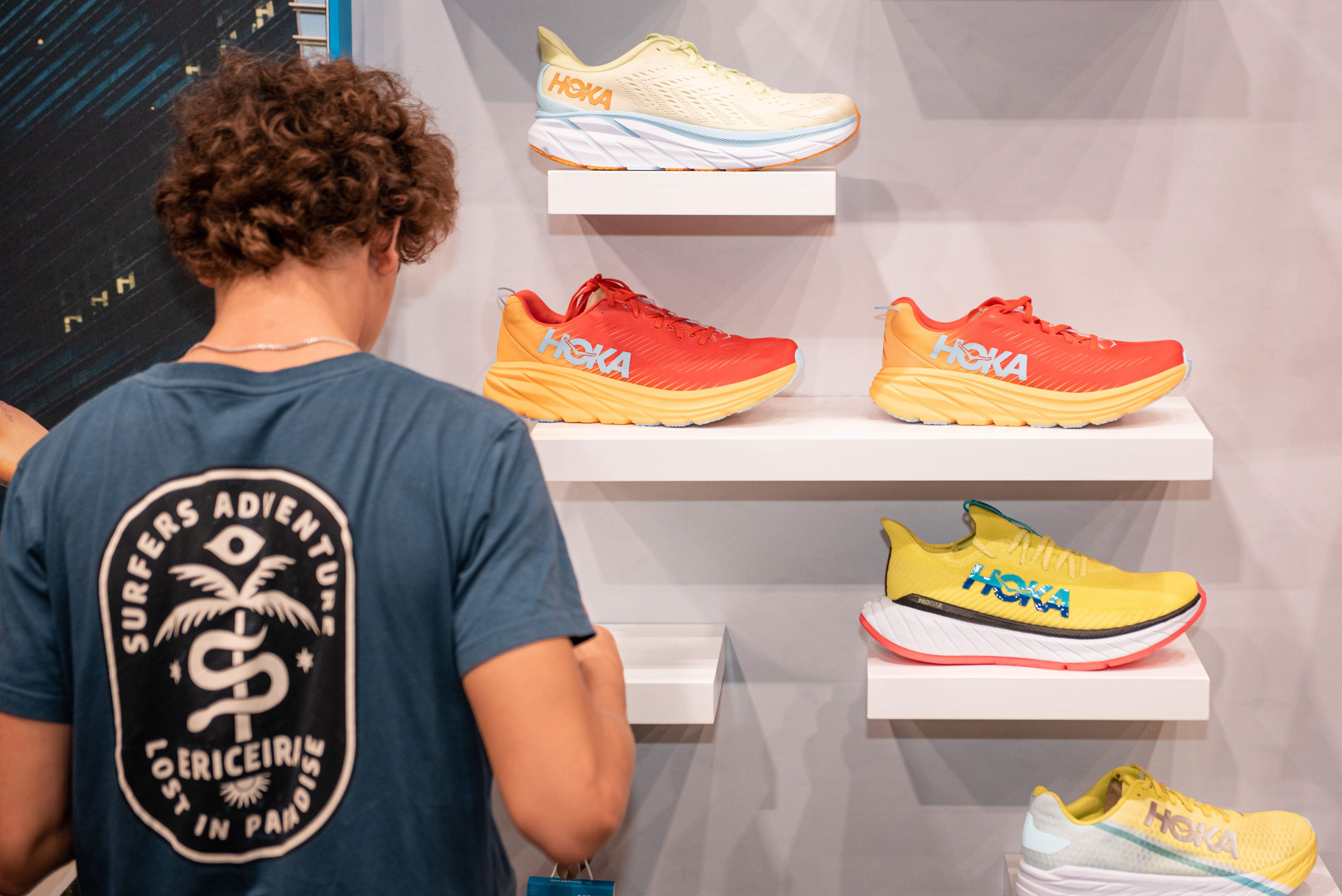 Una imagen de un cliente buscando sus zapatillas ideales para correr. SPORTMEDIA.