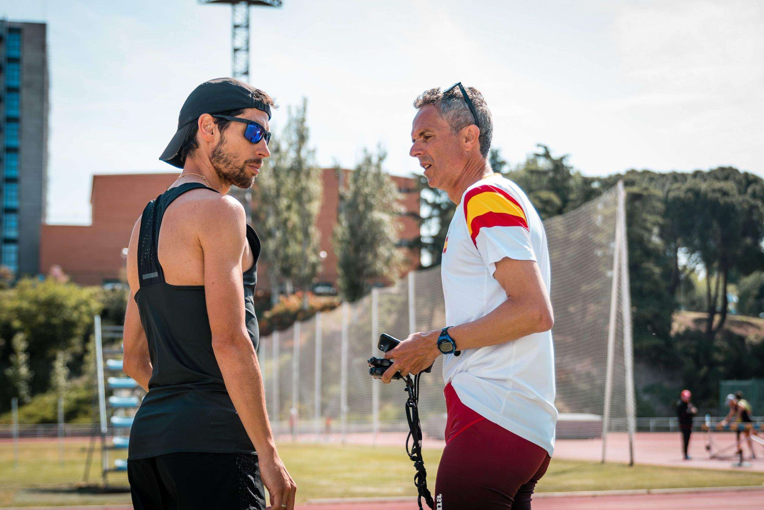 Javi Guerra y Antonio Serrano, maratoniano y preparador, durante una sesión de entrenamiento en 2018. SPORTMEDIA. Javi Guerra y Antonio Serrano, maratoniano y preparador, durante una sesión de entrenamiento en 2018. SPORTMEDIA.