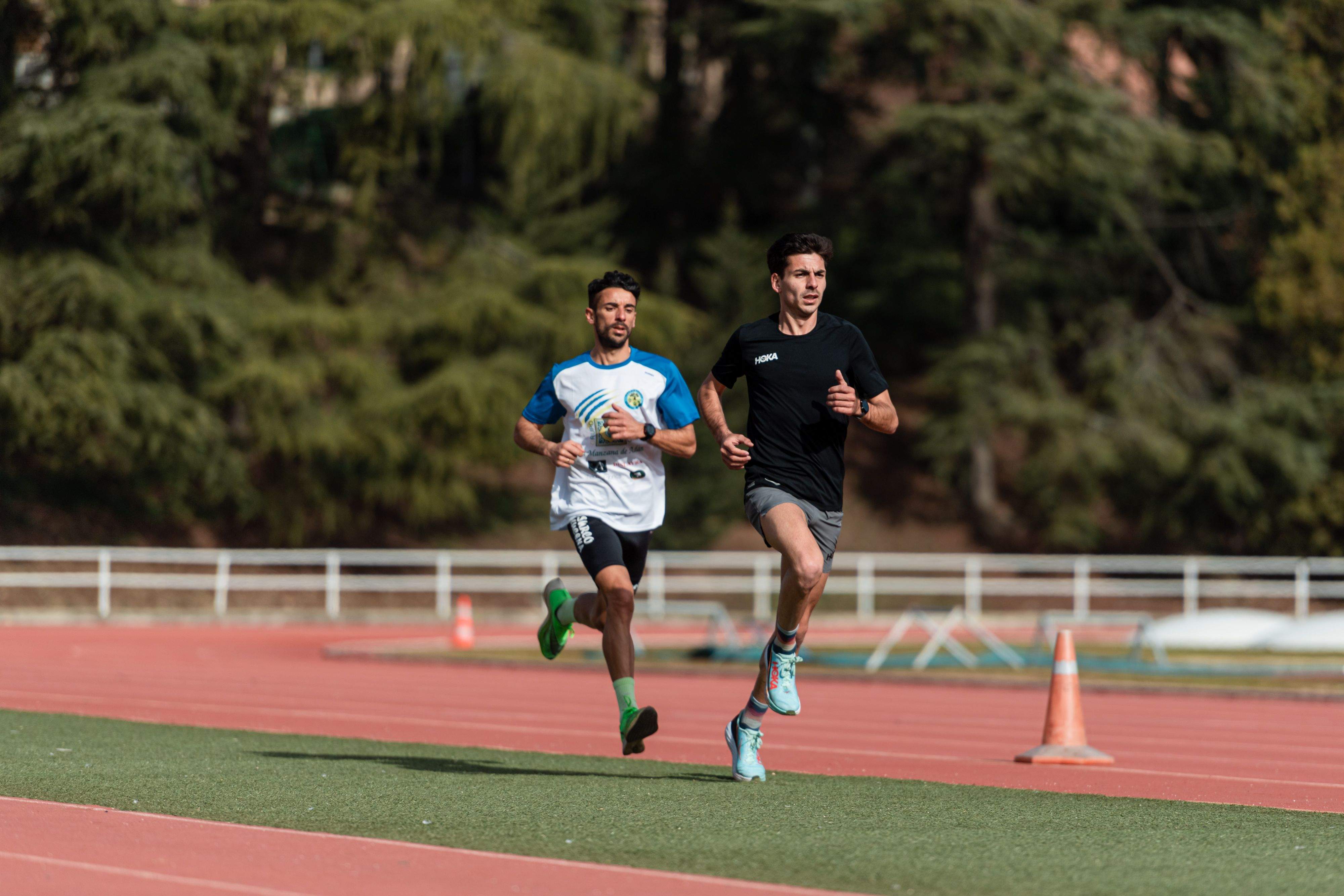 Álex Jiménez junto al también maratoniano Yago Rojo, ambos entrenados por Luis Miguel Martín Berlanas. SPORTMEDIA.