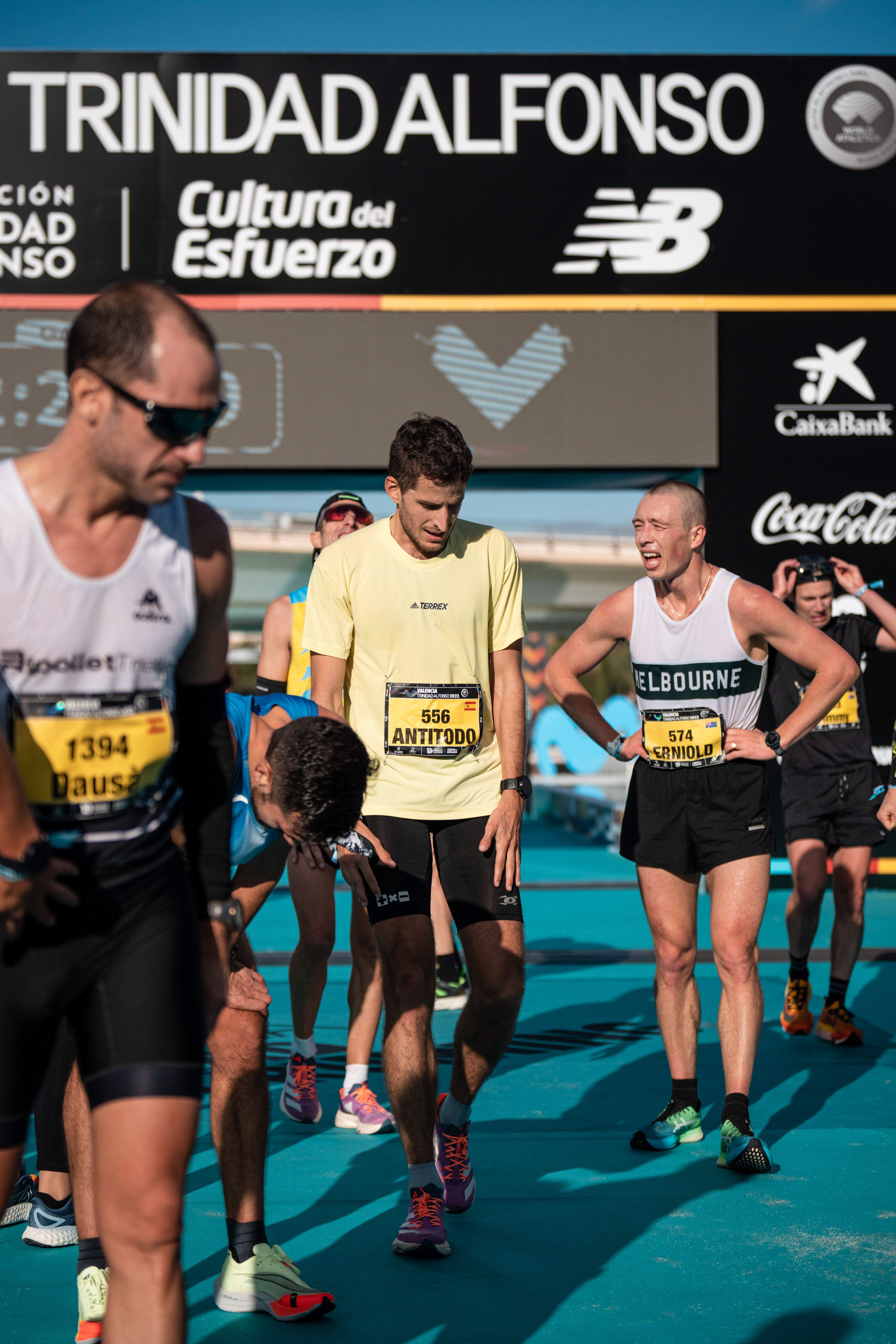 La línea de meta, plagada de corredores a punto de que el crono marcase las 2 horas y 30 minutos. SPORTMEDIA.
