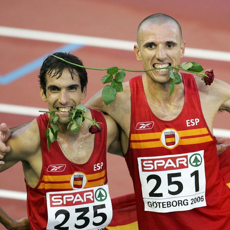 Juan Carlos de la Ossa, dos veces sub 28 minutos en 10 km, celebra junto a Chema Martínez (oro) su medalla de bronce el Europeo de Gotemburgo 2006. RAFA GÓMEZ