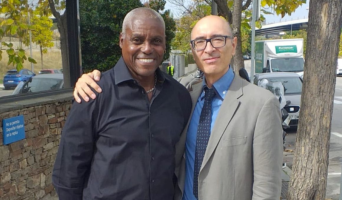 Carl Lewis junto a su intérprete en Madrid, el admirador Sergio Hernández Ranera. SHR. Carl Lewis junto a su intérprete en Madrid, el admirador Sergio Hernández Ranera. SHR.