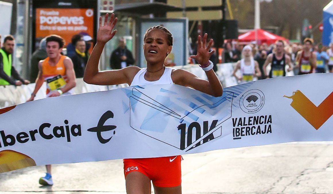 Yalemzerf Yehualaw bate el récord del circuito en el 10K Valencia Ibercaja. ORGANIZACIÓN. Yalemzerf Yehualaw bate el récord del circuito en el 10K Valencia Ibercaja. ORGANIZACIÓN.