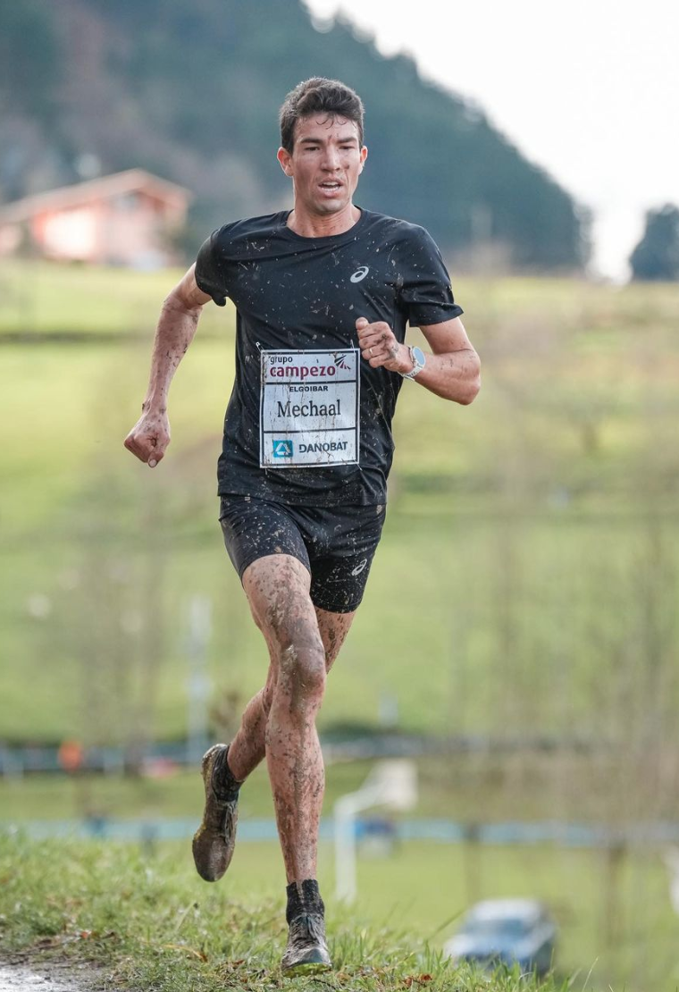 Adel Mechaal en el Cross de Elgoibar 2023, donde se estrenó con ASICS.