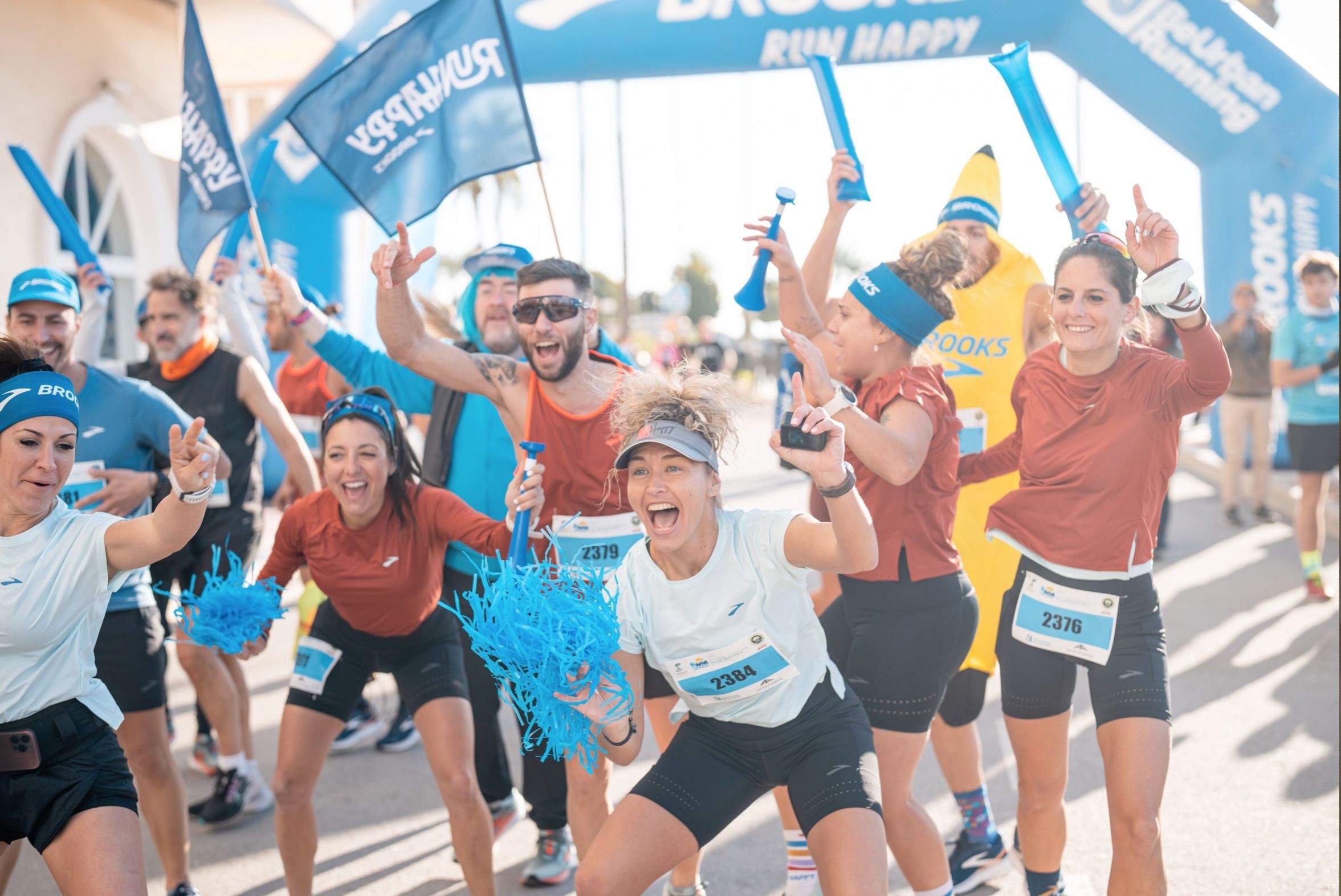 Algunos miembros del Run Happy Team de Brooks en Santa Pola. SPORTMEDIA.