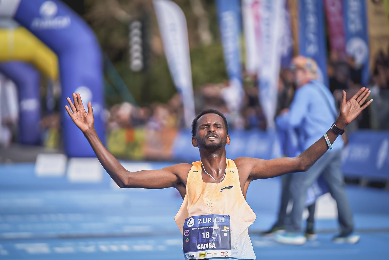 El ganador cruzó la meta con un tiempo de 2:04:59 logrando la mejor marca mundial del año. VSM PHOTOEVENTS. El ganador cruzó la meta con un tiempo de 2:04:59 logrando la mejor marca mundial del año. VSM PHOTOEVENTS.