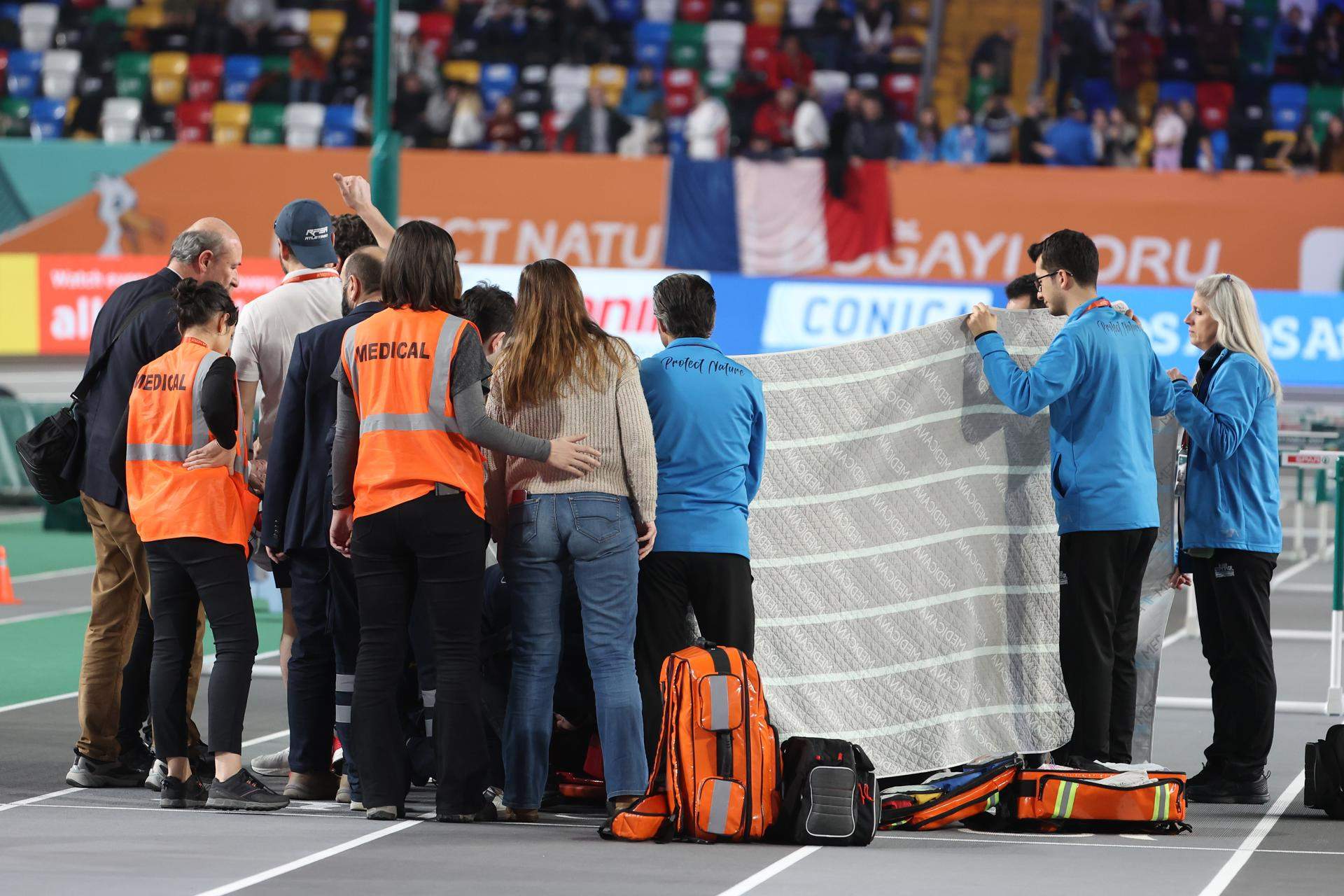 Momento en el que los sanitarios atendían a Quique Llopis en la pista de Estambul. EFE.