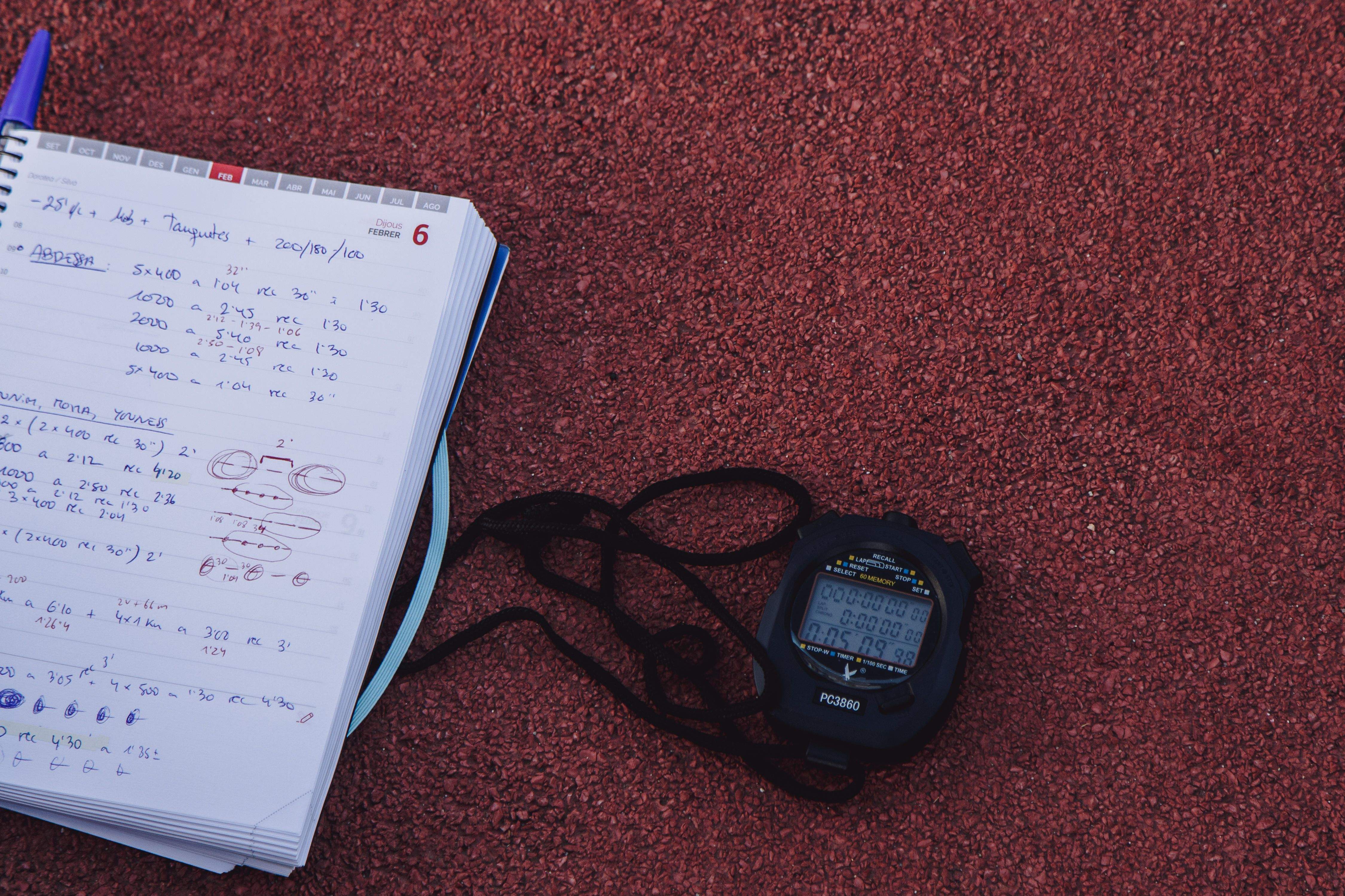 Un cuaderno y un cronómetro, las armas de cualquier entrenadora en una pista de atletismo. AITOR MATAUCO.