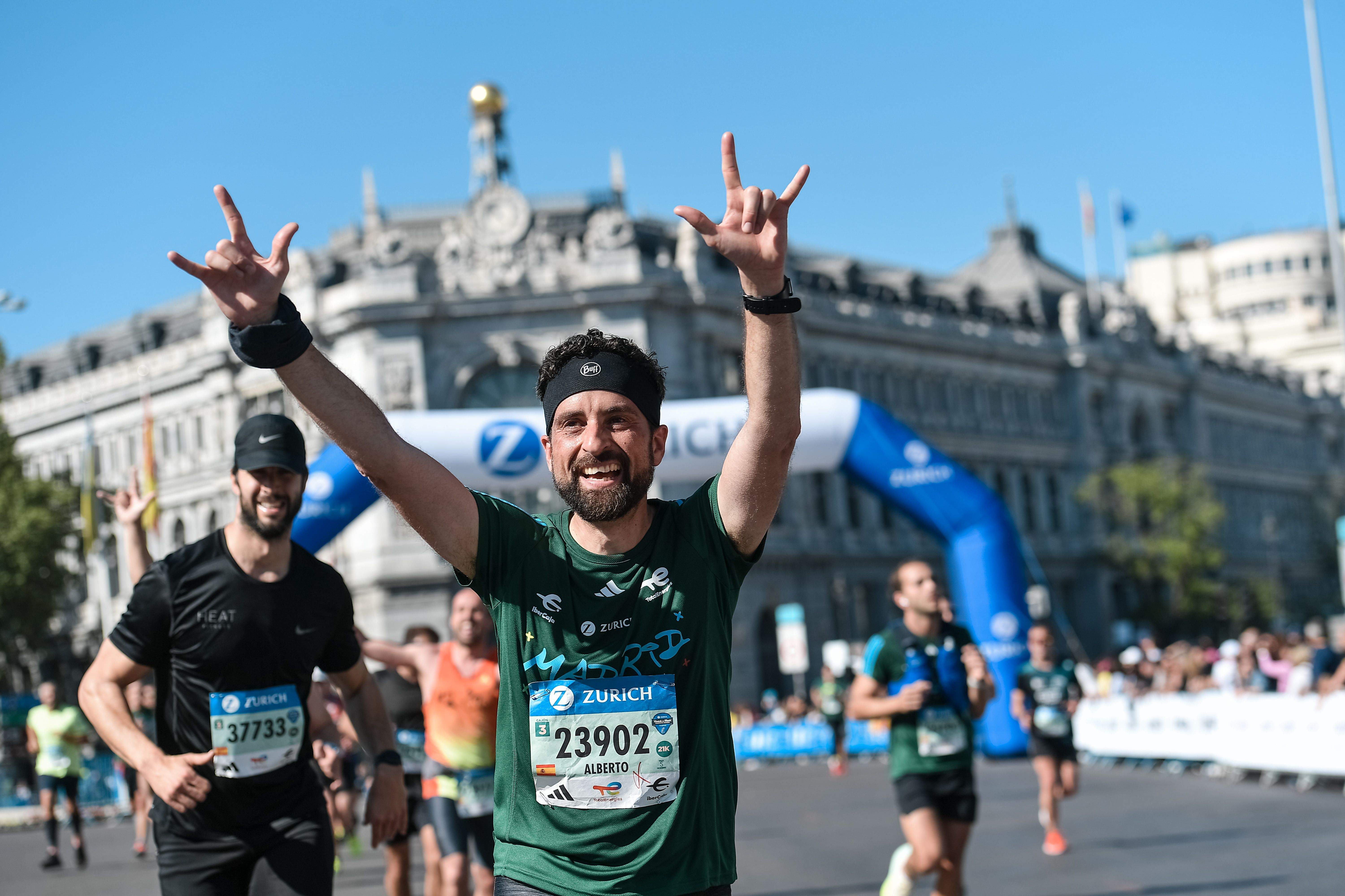 La felicidad reflejada en este corredor llegando a la meta del Zurich Rock 'n' Roll Running Series Madrid / Foto: SPORTMEDIA.