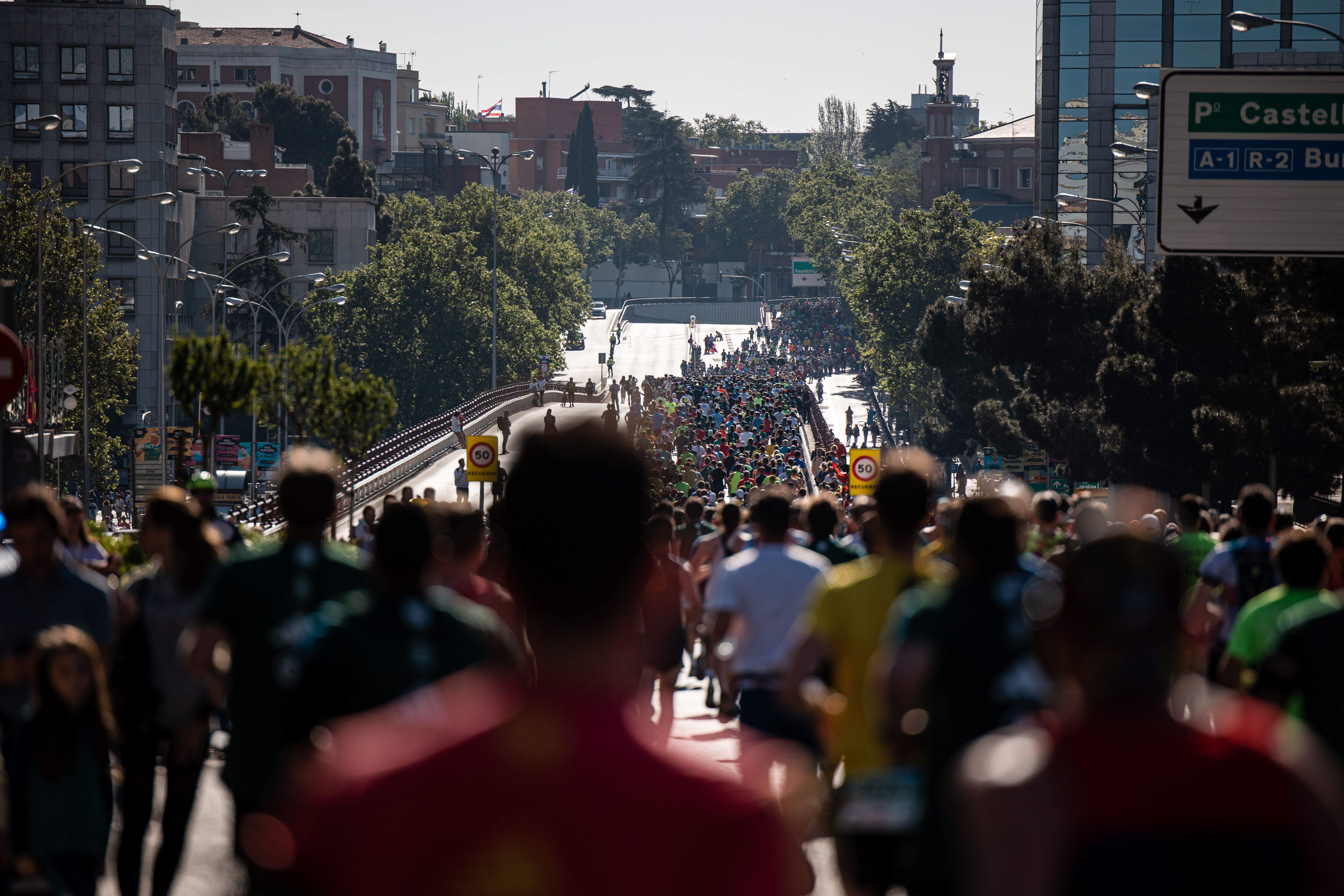 Una mañana completamente primaveral recibió a los corredores en la capital de España para disfrutar de su maratón. SPORTMEDIA.