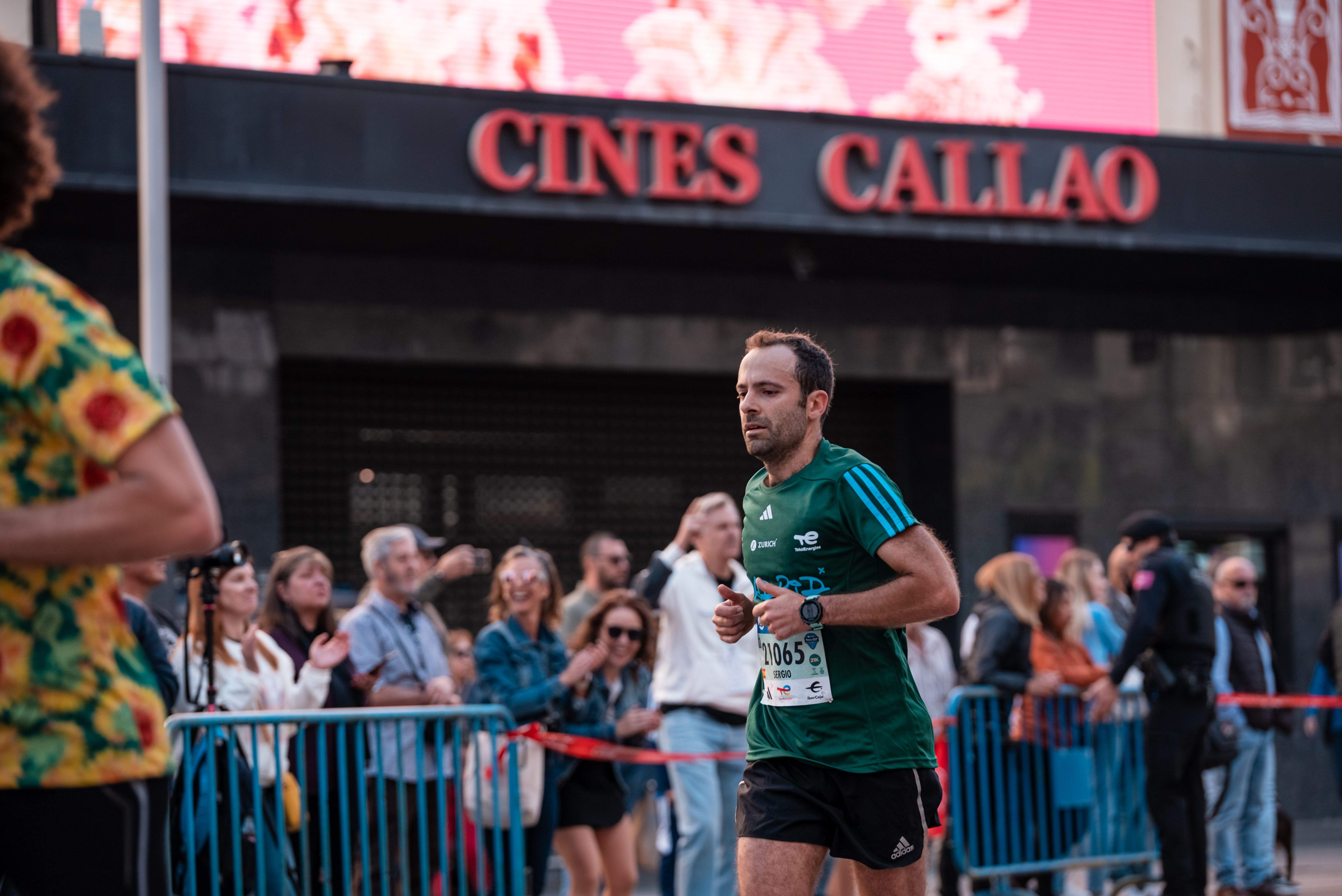 El paso por los Cines Callao es el inicio de uno de los tramos más espectaculares del Zurich Rock 'n' Roll Running Series Madrid. SPORTMEDIA.