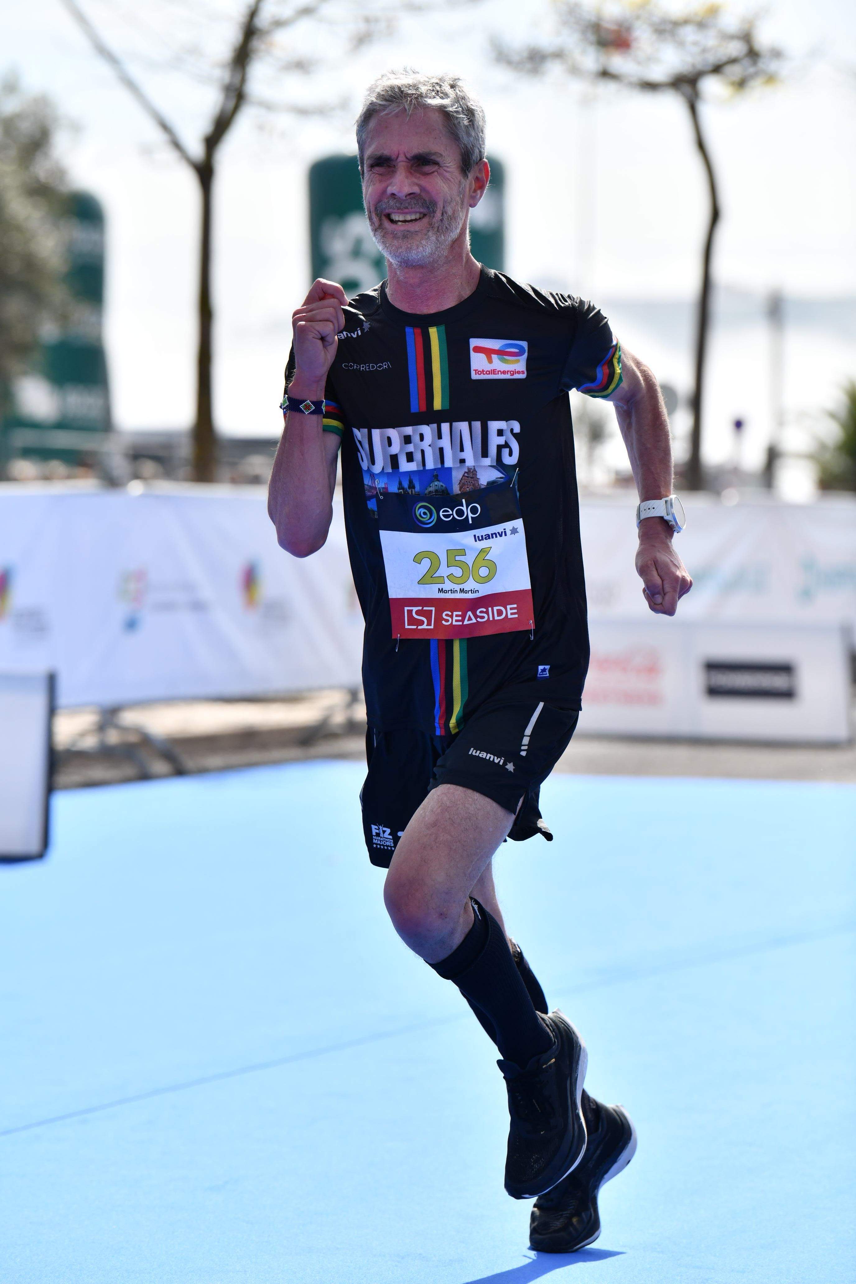 Martín Fiz a punto de cruzar la meta en la última edición del Medio Maratón Lisboa.