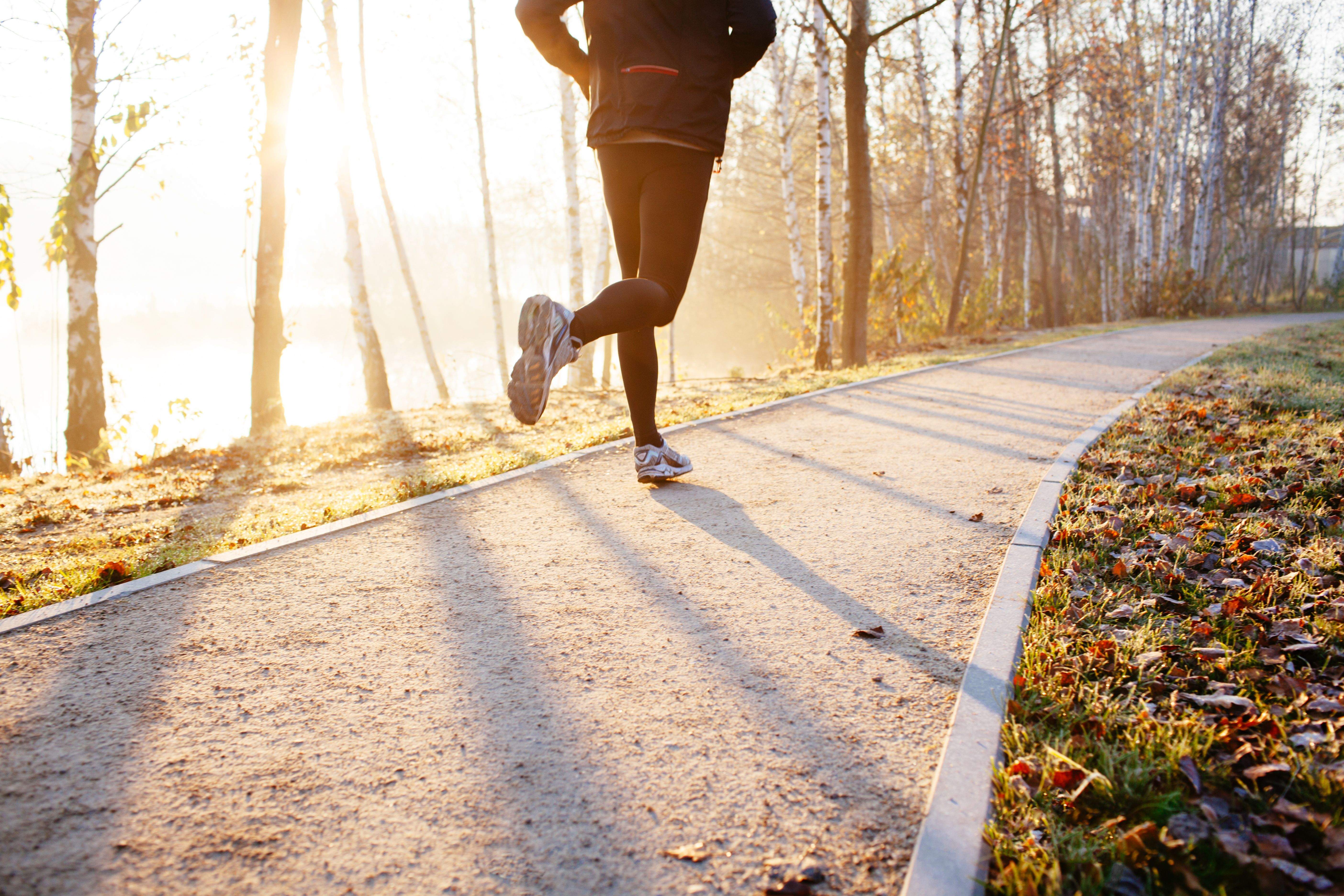 Dedicar cinco kilómetros a trotar muy suave antes de enfrentarnos a una competición o un entreno intenso es una buena práctica muy recomendable a partir de los 40 años. iSTOCK