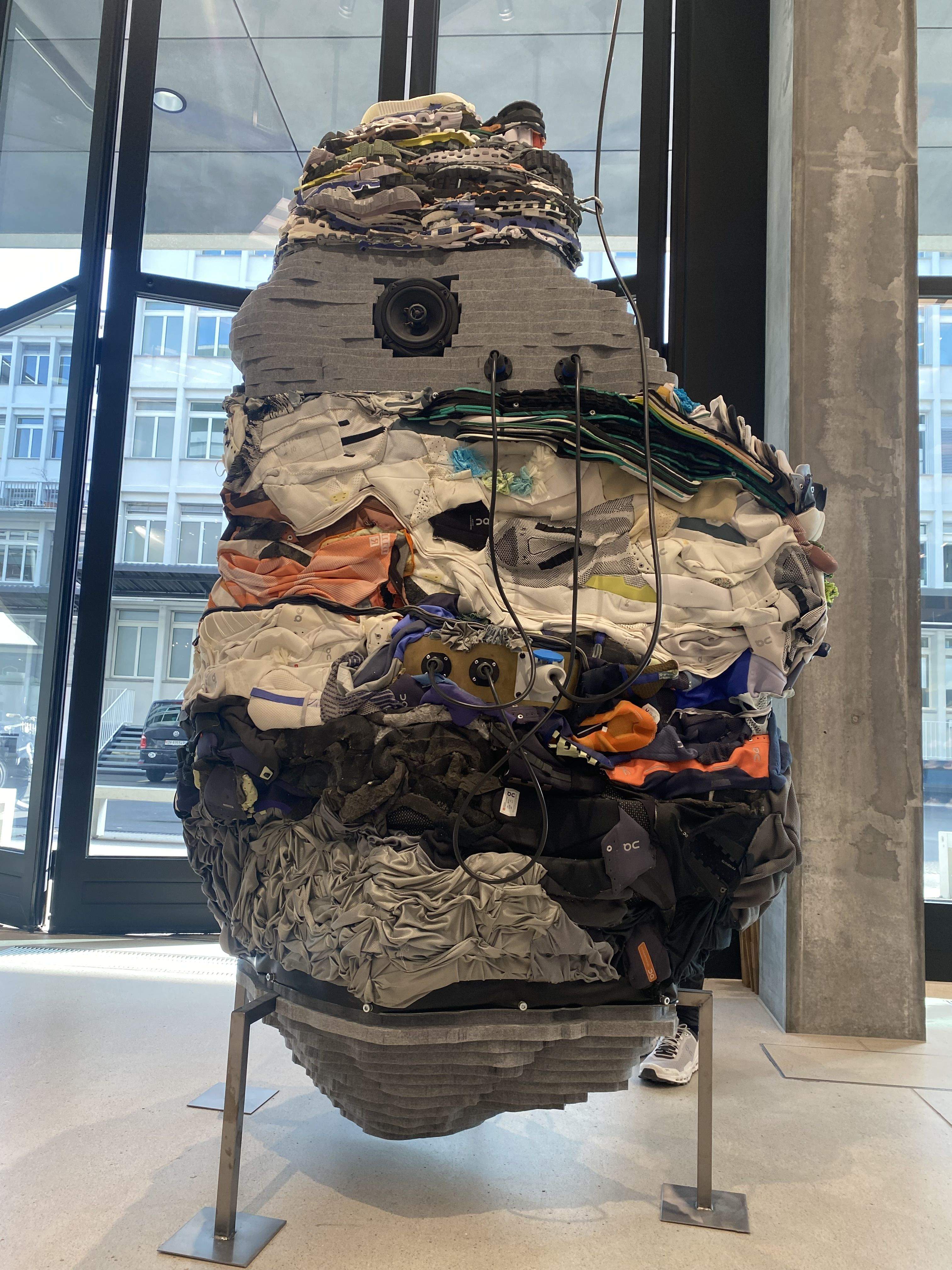  en su tienda franquicia de Zúrich tiene una escultura con forma de roca hecha con ropa reciclada con una instalación en la que, si te acercas, escuchas los Alpes