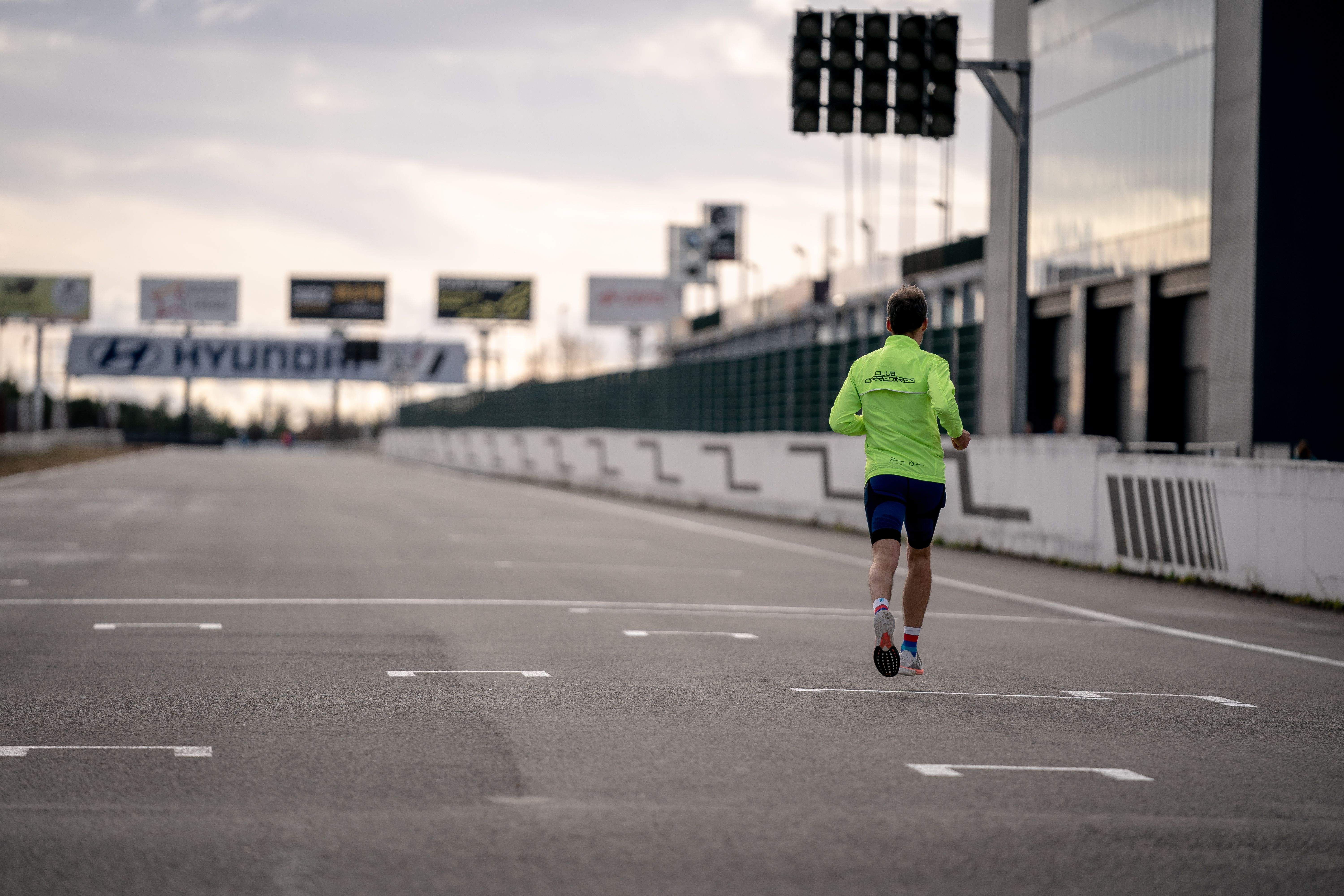 No partir de cero en las series ayuda a coger ritmo y evita lesiones; es mejor dar unos pasos antes, es decir, salir lanzados.