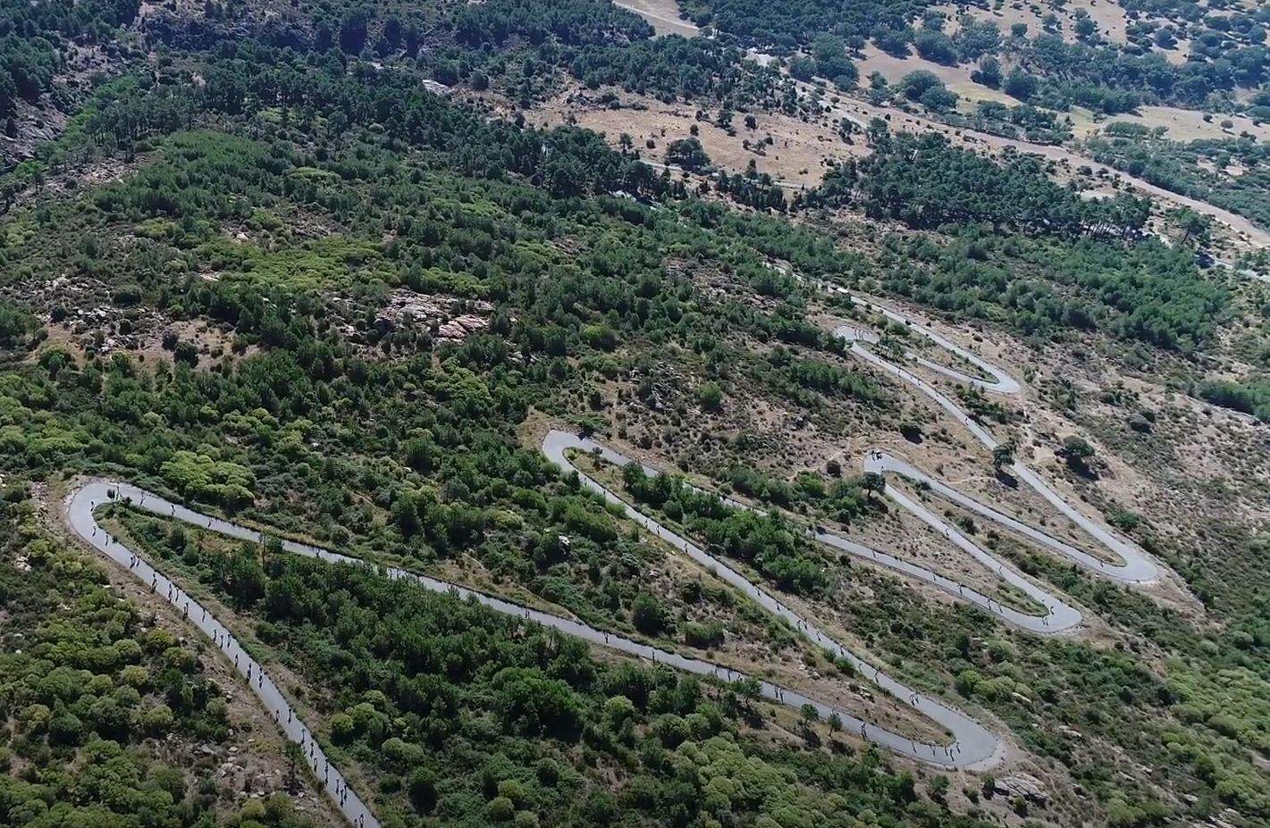 Una de las imágenes más clásicas del Medio Maratón de San Lorenzo de El Escorial (domingo 18 de junio a las 9:30), la zona de curvas en medio de un paisaje precioso. Una de las imágenes más clásicas del Medio Maratón de San Lorenzo de El Escorial (domingo 18 de junio a las 9:30), la zona de curvas en medio de un paisaje precioso.