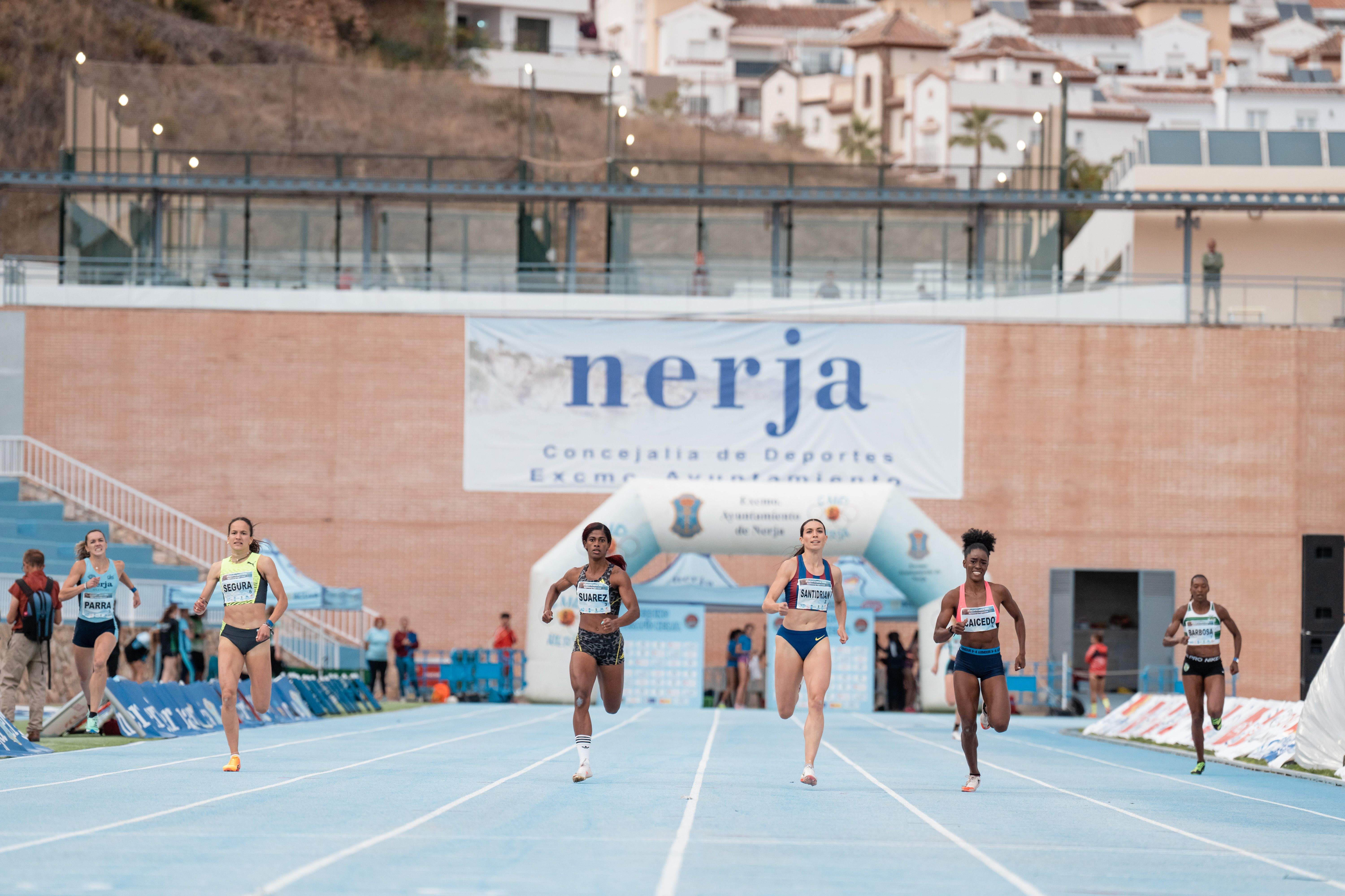 Una imagen de la recta de meta en los 400 metros, con Eva Santidrián y Berta Segura entre las aspirantes a una victoria que se llevó Nicole Caicedo. SPORTMEDIA. Una imagen de la recta de meta en los 400 metros, con Eva Santidrián y Berta Segura entre las aspirantes a una victoria que se llevó Nicole Caicedo. SPORTMEDIA.