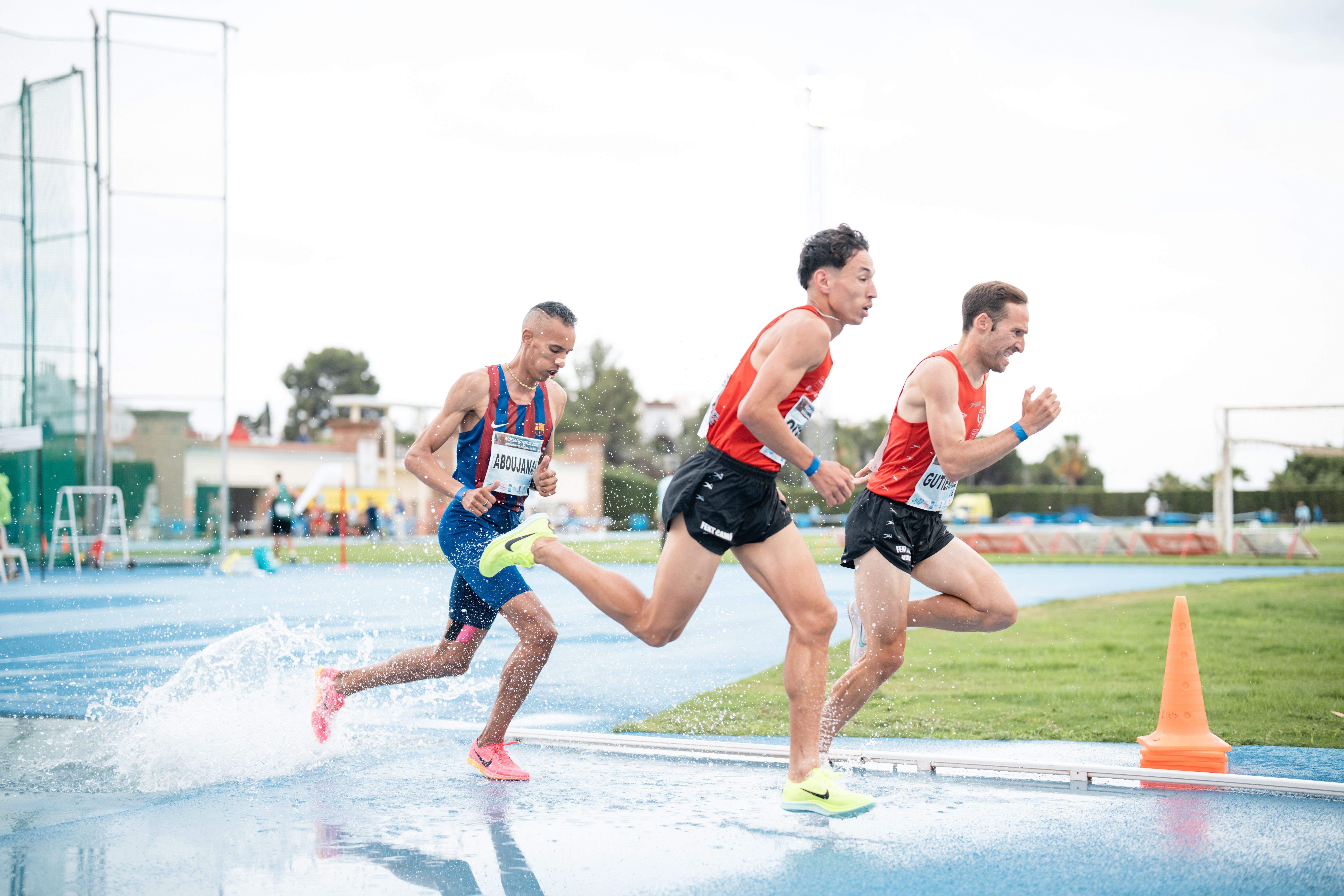 Una imagen de los 3.000 metros obstáculos con Álvaro Gutiérrez (liebre), Abderrahim Ougra y El Mehdi Aboujanah. SPORTMEDIA.