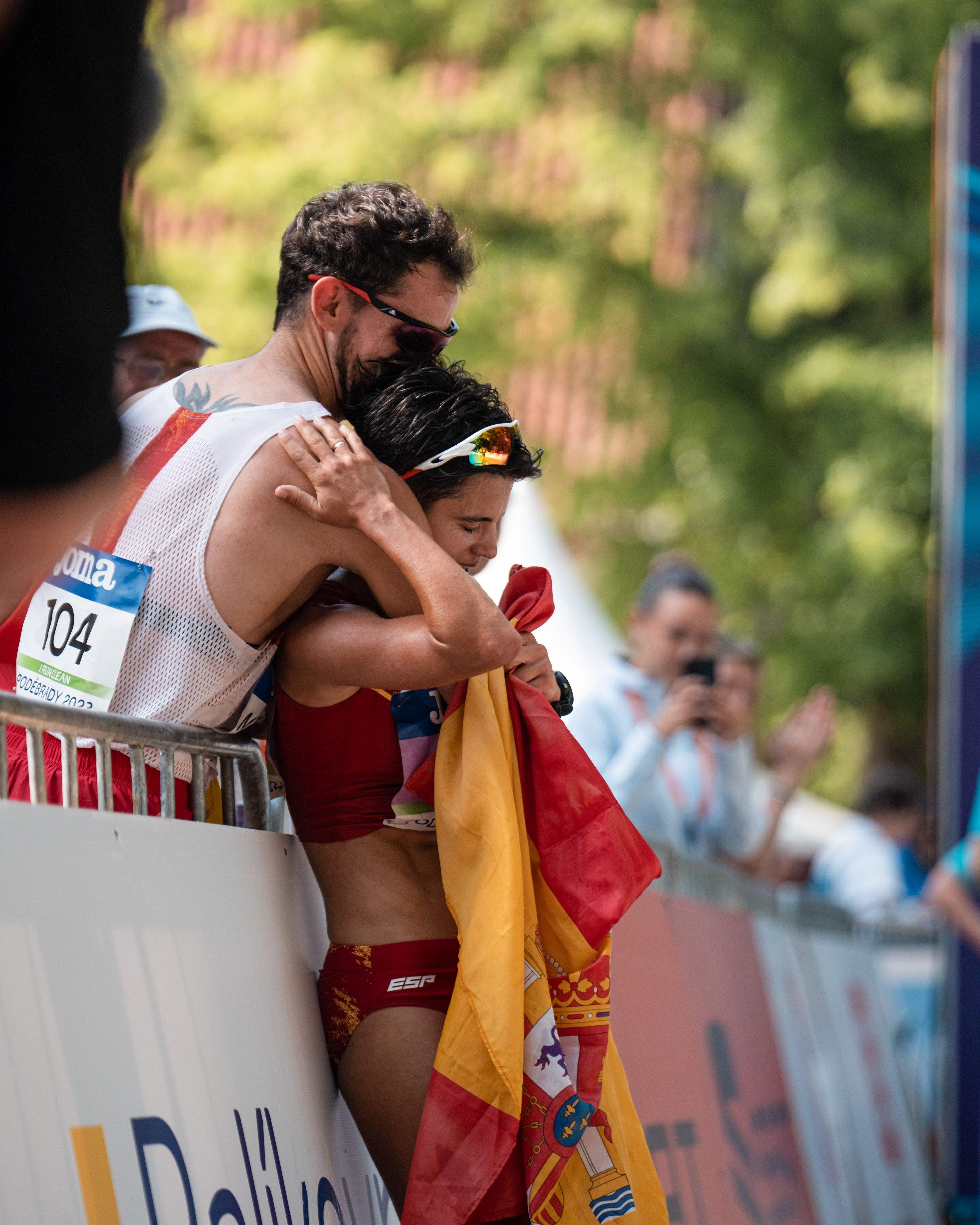 Álvaro Martín, ganador de la prueba en categoría masculina, abraza a la nueva plusmarquista mundial. SPORTMEDIA.