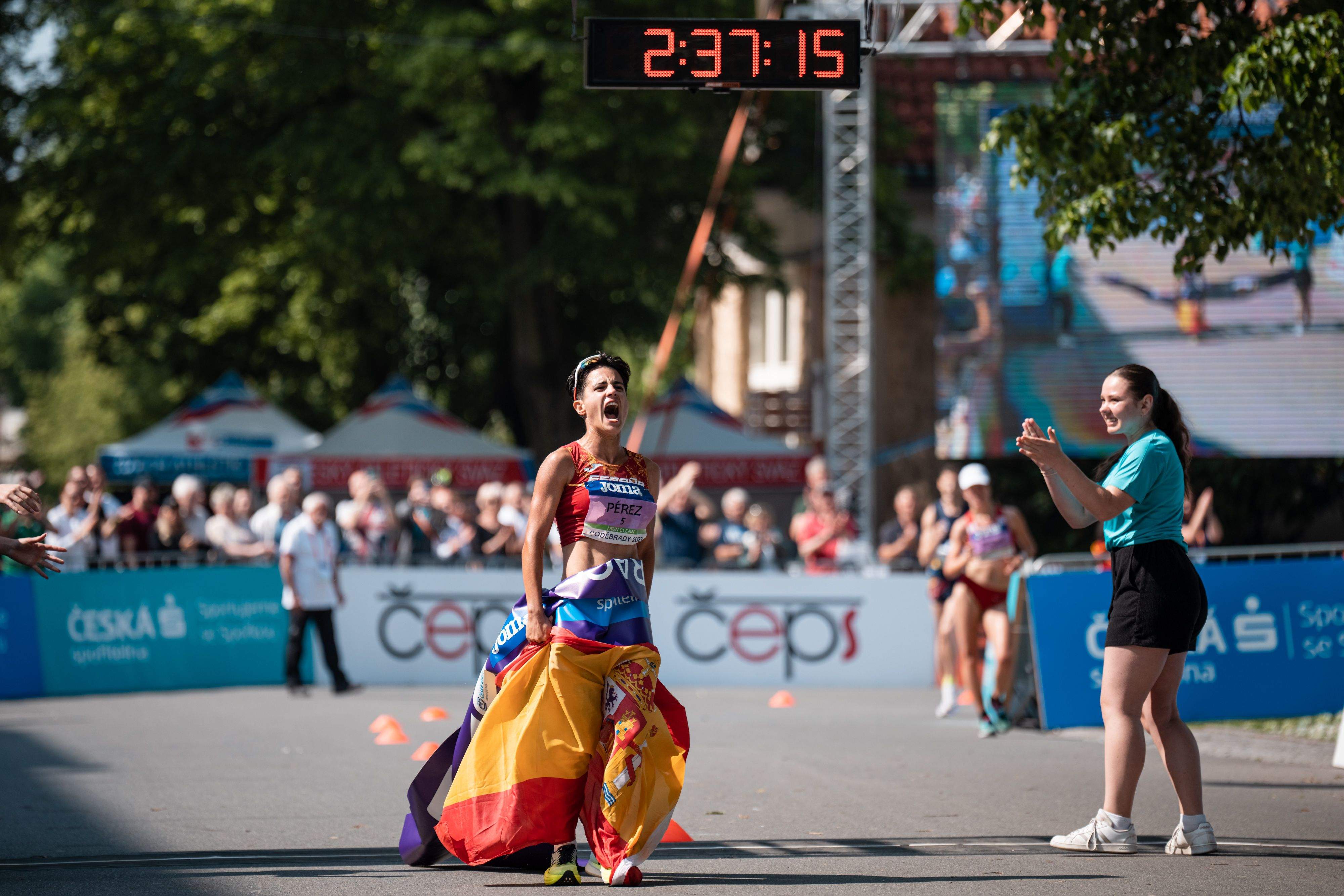La rabia en la meta de María Pérez tras batir el récord del mundo de 35 kilómetros marcha con un tiempo de 2:37:15. SPORTMEDIA.