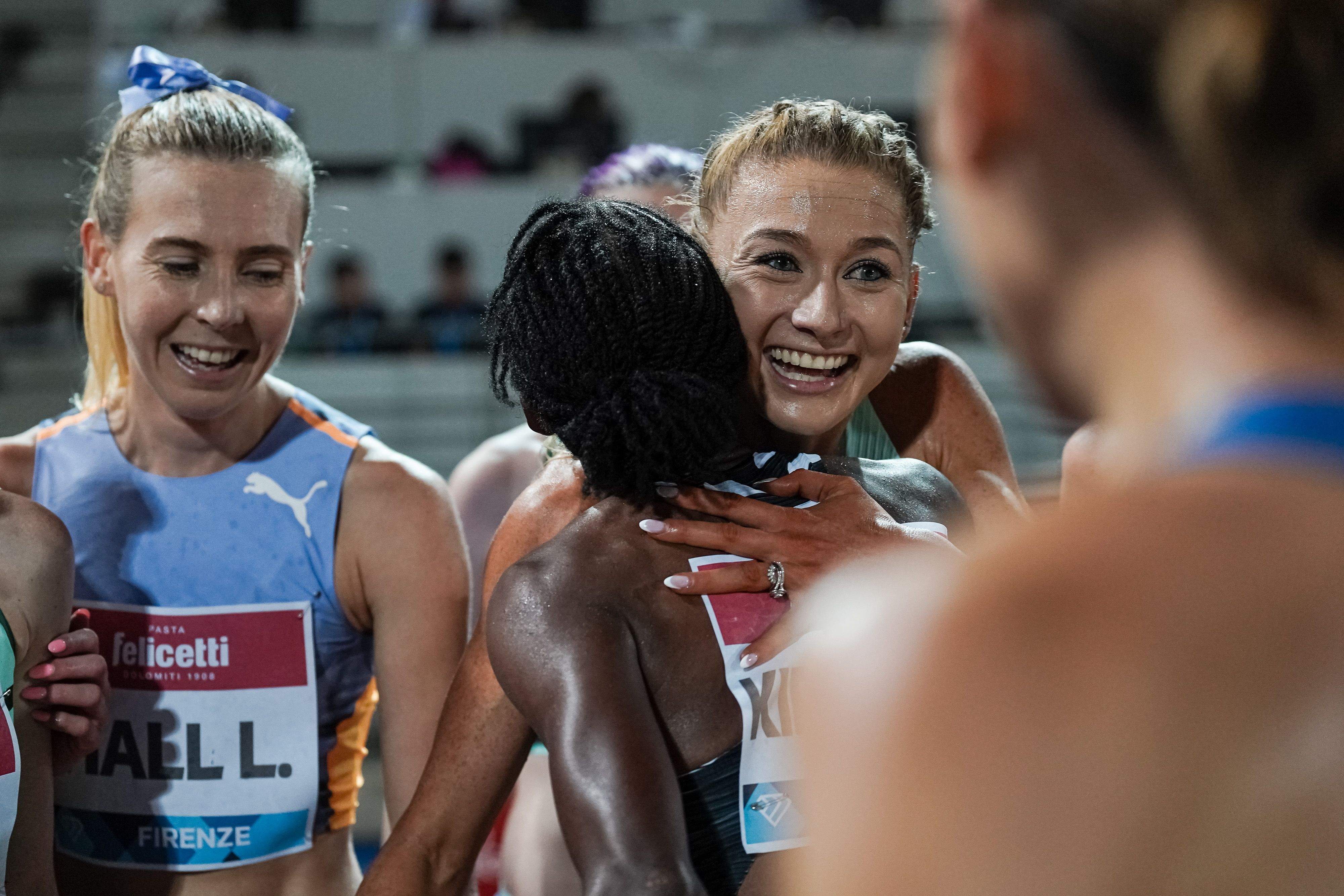 Jessica Hull felicita a Faith Kipyegon tras la DL de Florencia 2023 donde la keniana se convirtió en la primera mujer en la historia en bajar de los 3:50.00 en 1500 y ella conquisto el récord de Oceanía. FRANCESCA GRANA