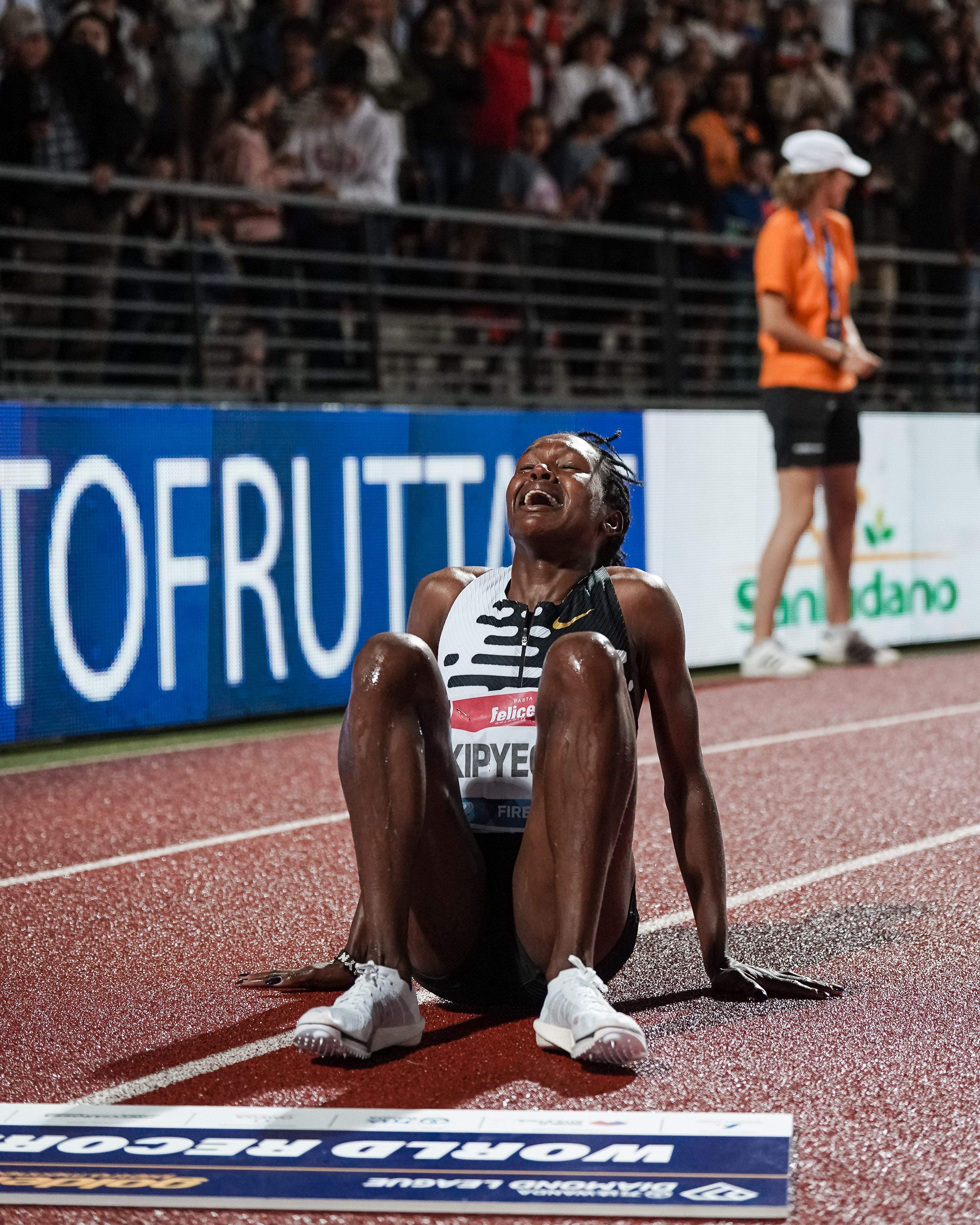 La alegría de Faith Kipyegon tras conseguir el último hito que le quedaba como mediofondista. FRANCESCA GRANA.