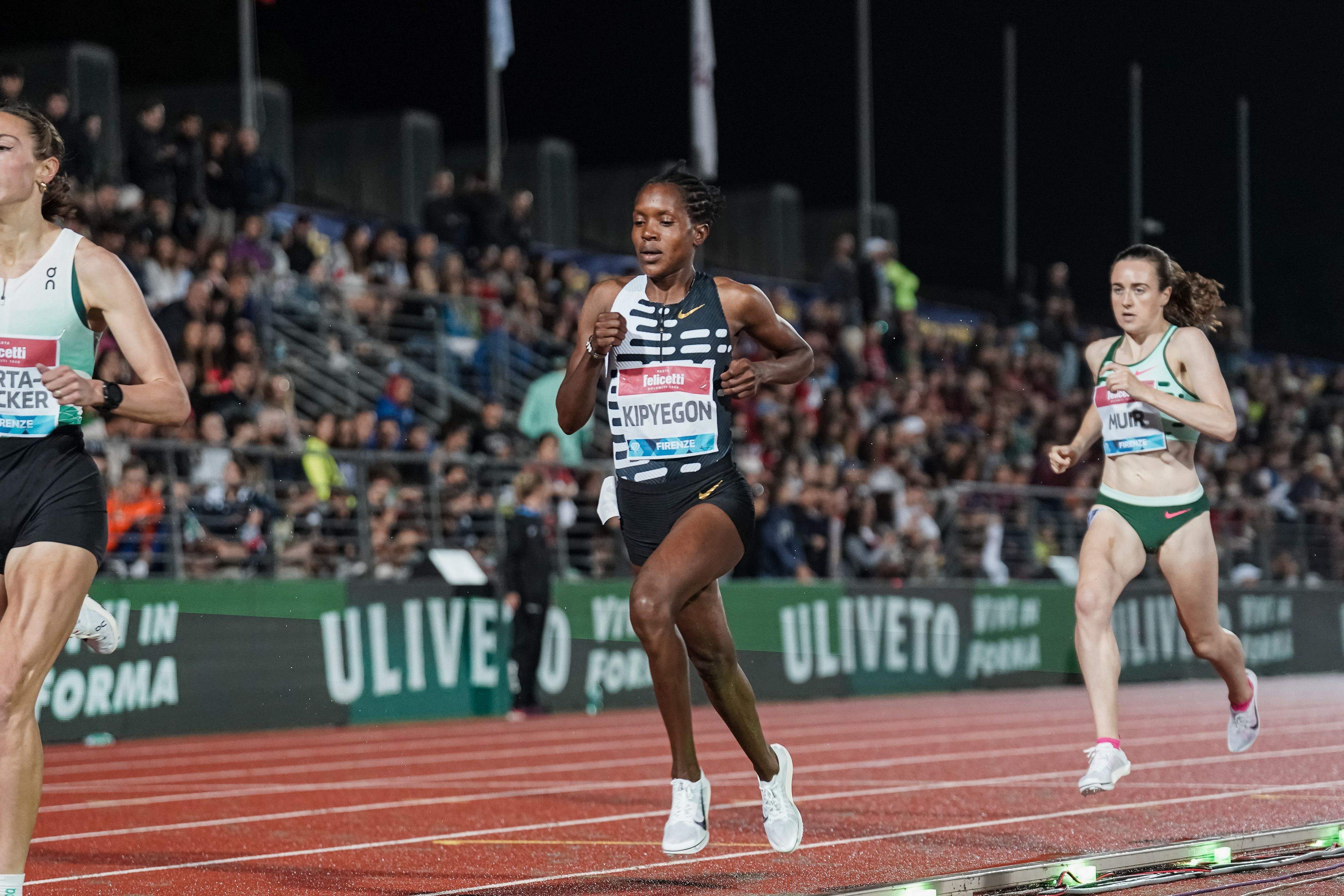 Faith Kipyegon durante los primeros compases de la carrera, con Laura Muir a su estela. FRANCESCA GRANA. Faith Kipyegon durante los primeros compases de la carrera, con Laura Muir a su estela. FRANCESCA GRANA.
