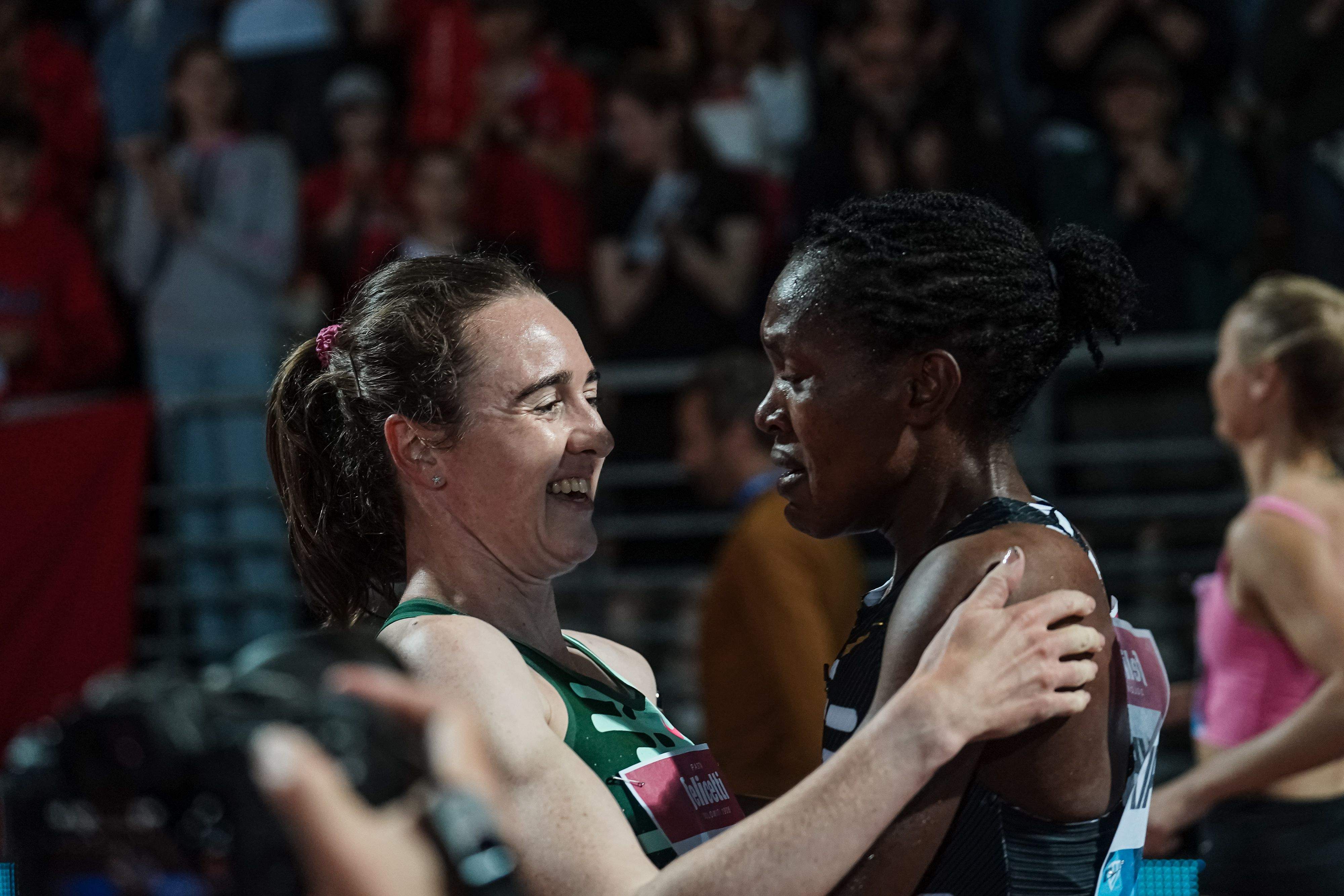 Kipyegon, visiblemente emocionada, junto a Laura Muir, que fue segunda en la carrera del récord del mundo. FRANCESCA GRANA.