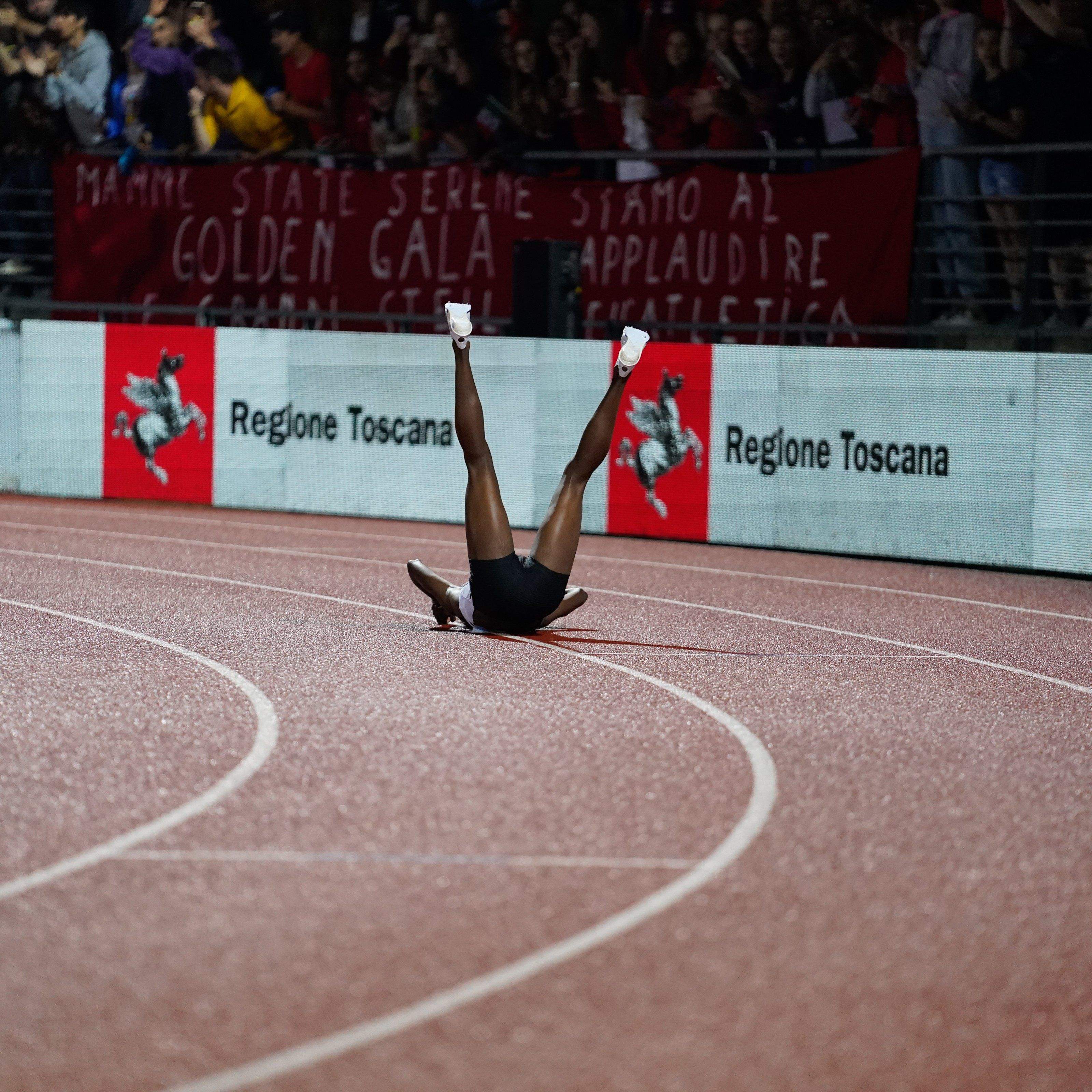 Faith Kipyegon tumbada de espaldas, tirándose a la pista tras batir el récord del mundo de los 1500 metros. MATTHEW QUINE. Faith Kipyegon tumbada de espaldas, tirándose a la pista tras batir el récord del mundo de los 1500 metros. MATTHEW QUINE.