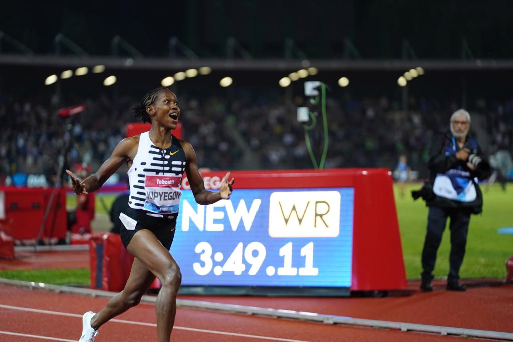 Faith Kipyegon siendo consciente de que ha batido el récord del mundo de los 1500 metros en la Diamond League de Florencia. MATTHEW QUINE.