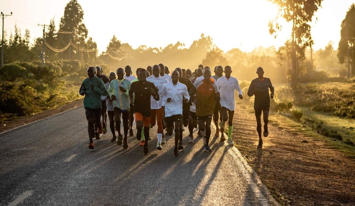 Un grupo de atletas kenianos entrena al amanecer. NN RUNNING TEAM.