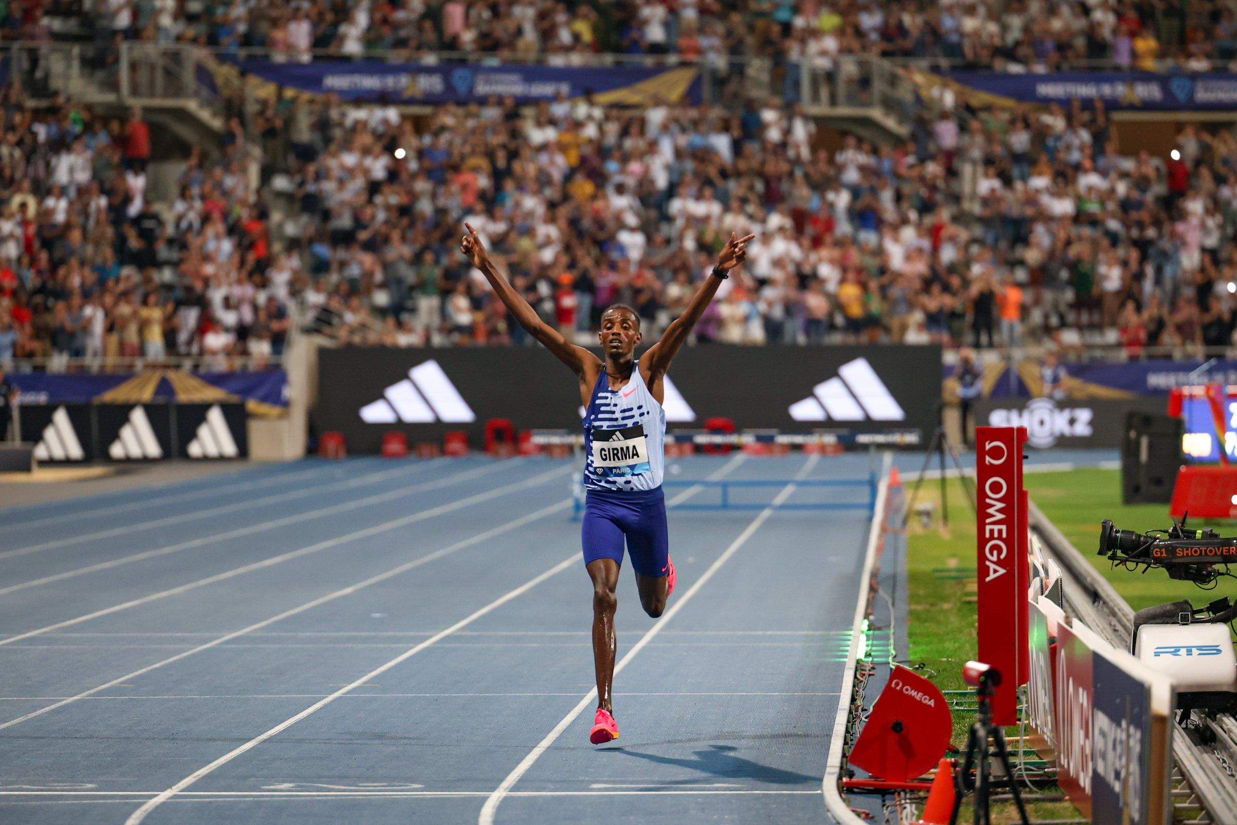 Lamecha Girma levanta los brazos y celebra el récord del mundo de los 3000 metros obstáculos. DL.