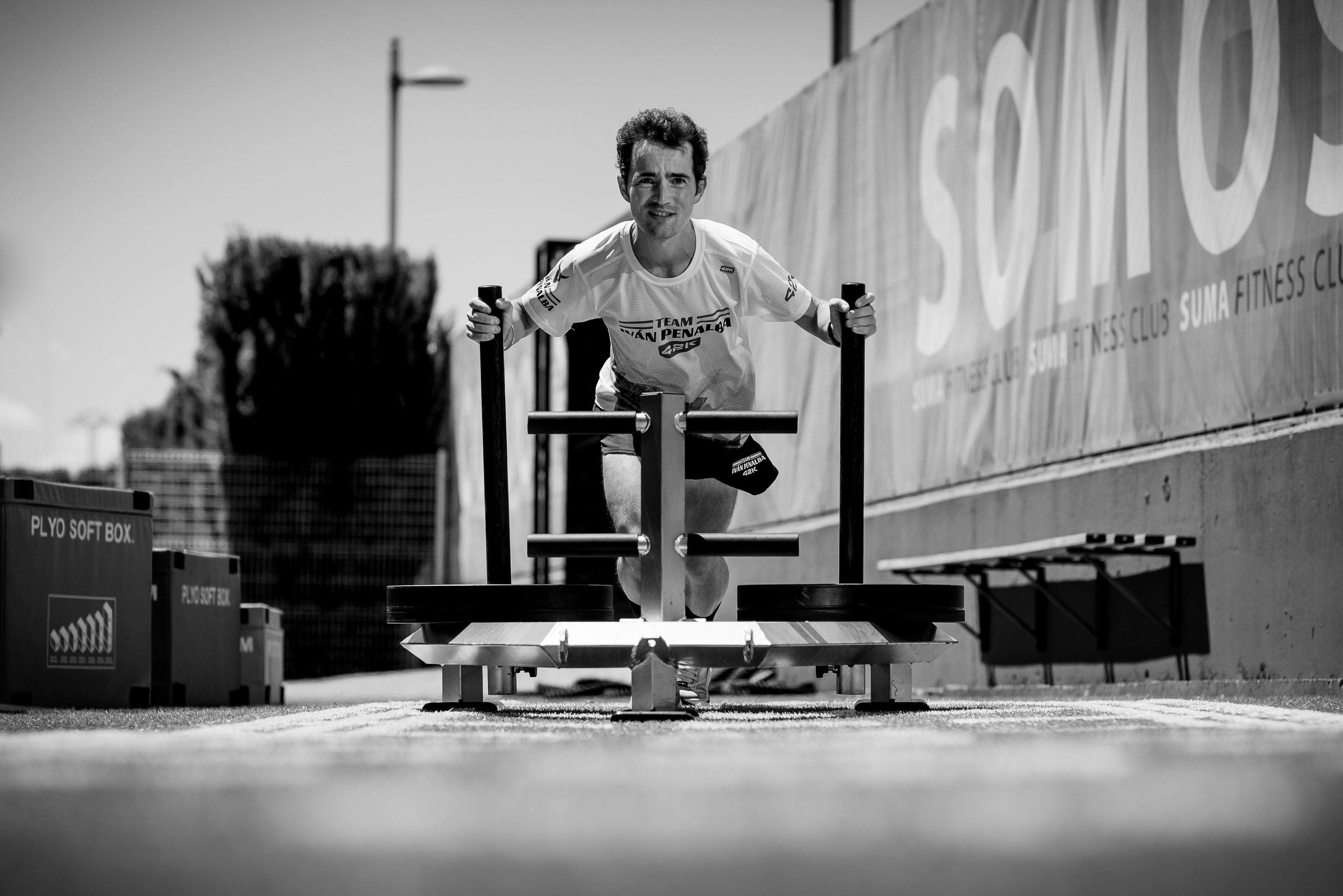 Iván Penalba durante una de sus sesiones de fuerza en Suma Fitness.