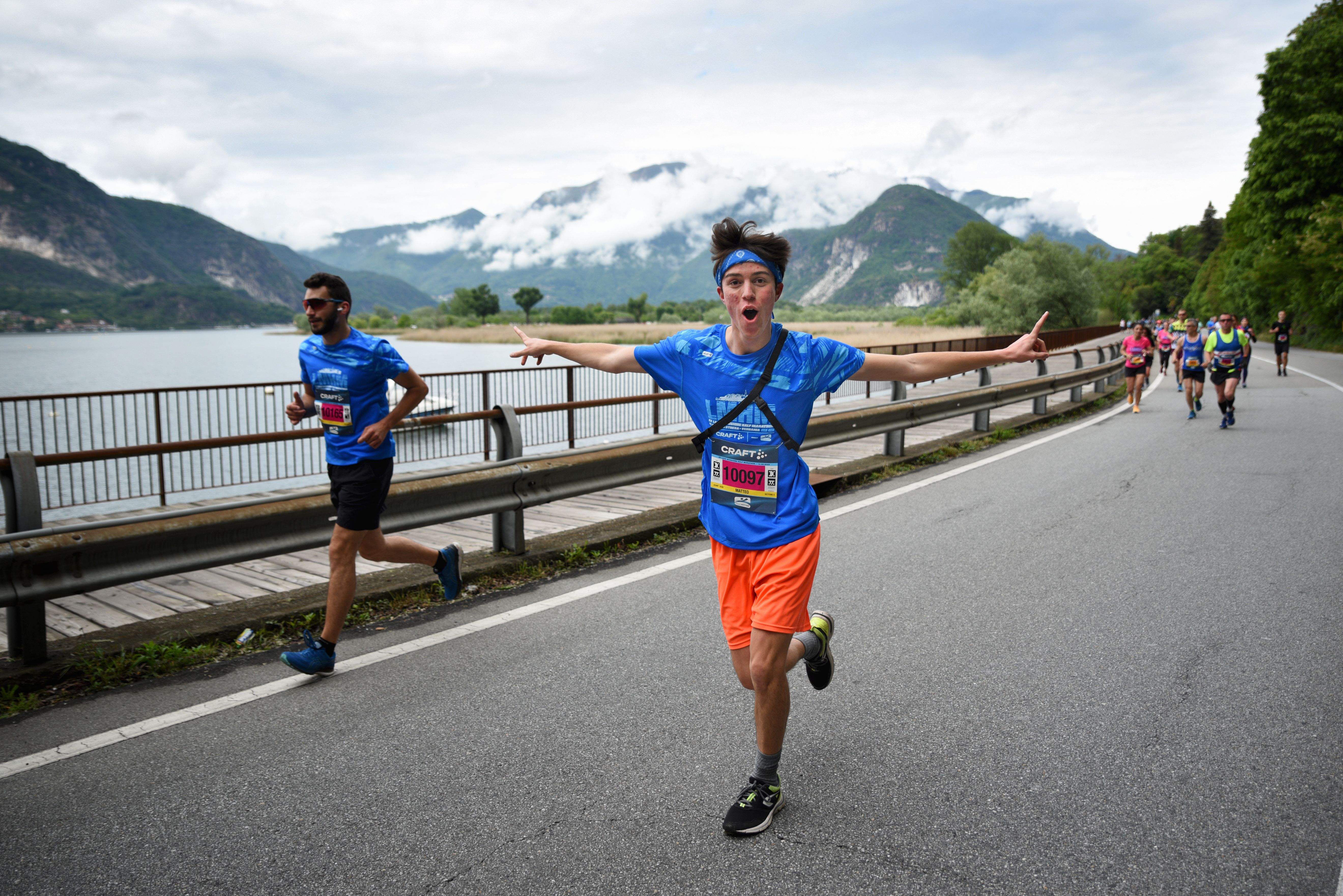 Las panorámicas que ofrece la Media Maratón del Lago Maggiore alegran la vista, las piernas y el espíritu. Las panorámicas que ofrece la Media Maratón del Lago Maggiore alegran la vista, las piernas y el espíritu.